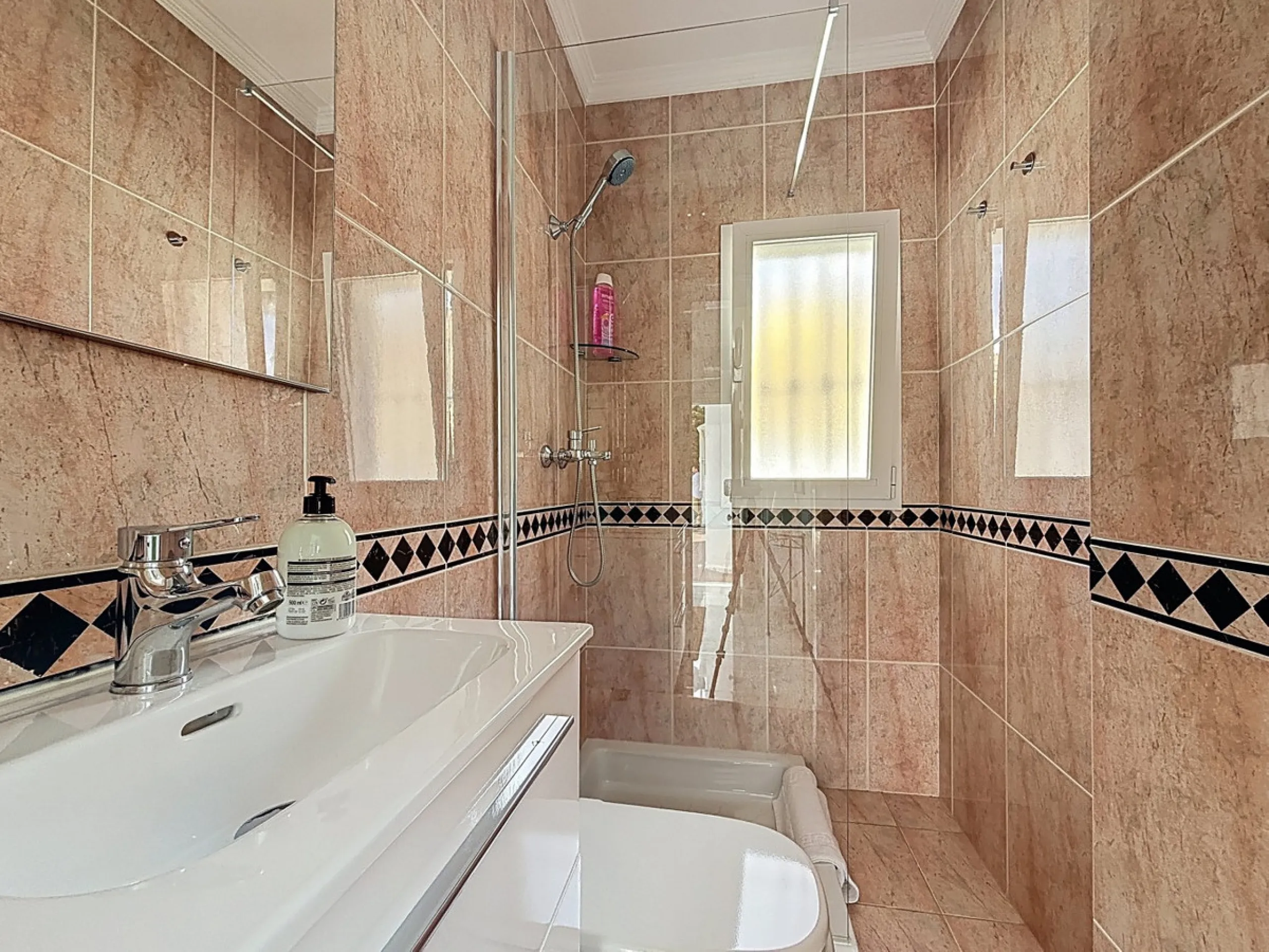 This beautifully presented modern villa in Caleta de Vélez offers spacious living, stunning sea views, and excellent outdoor spaces, just minutes from the beach, marina, and golf course. On the main entrance level (first floor), you'll find a brand-new, f
