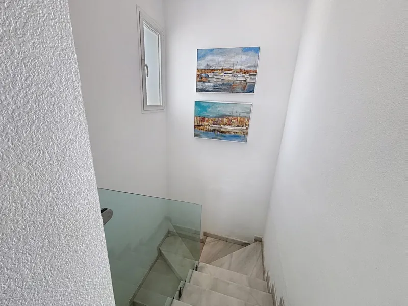 This beautifully presented modern villa in Caleta de Vélez offers spacious living, stunning sea views, and excellent outdoor spaces, just minutes from the beach, marina, and golf course. On the main entrance level (first floor), you'll find a brand-new, f