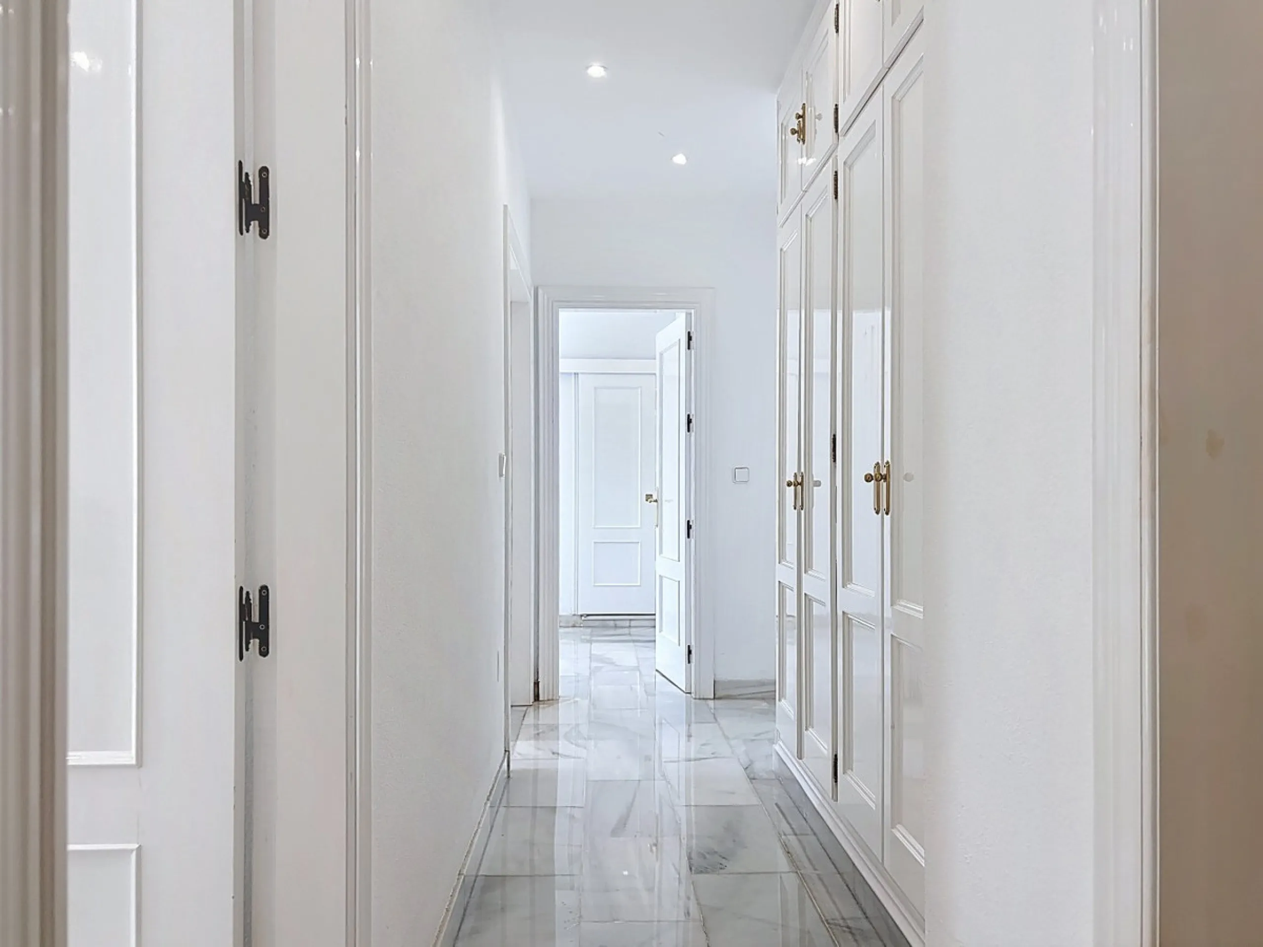 This beautifully presented modern villa in Caleta de Vélez offers spacious living, stunning sea views, and excellent outdoor spaces, just minutes from the beach, marina, and golf course. On the main entrance level (first floor), you'll find a brand-new, f