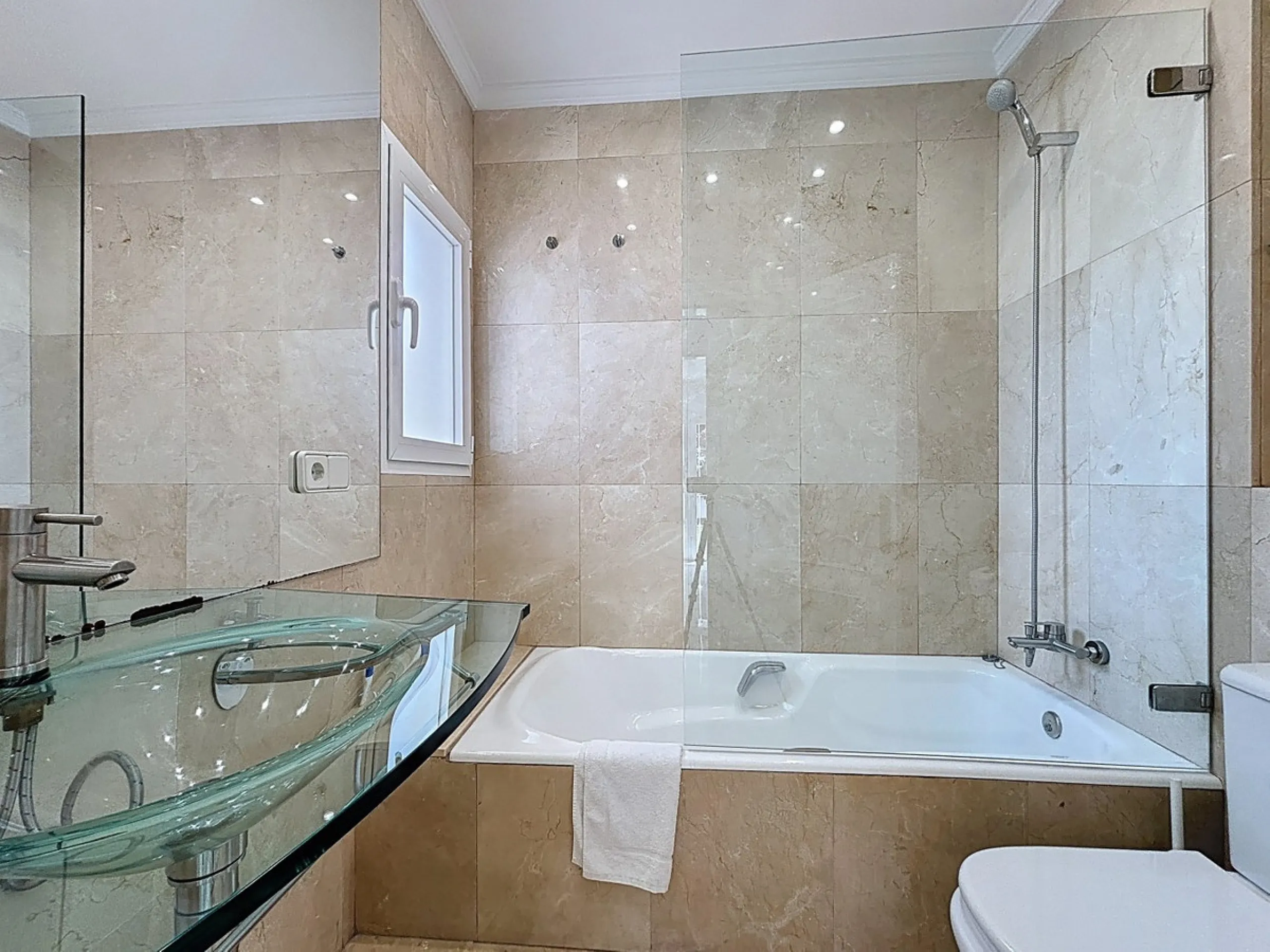 This beautifully presented modern villa in Caleta de Vélez offers spacious living, stunning sea views, and excellent outdoor spaces, just minutes from the beach, marina, and golf course. On the main entrance level (first floor), you'll find a brand-new, f