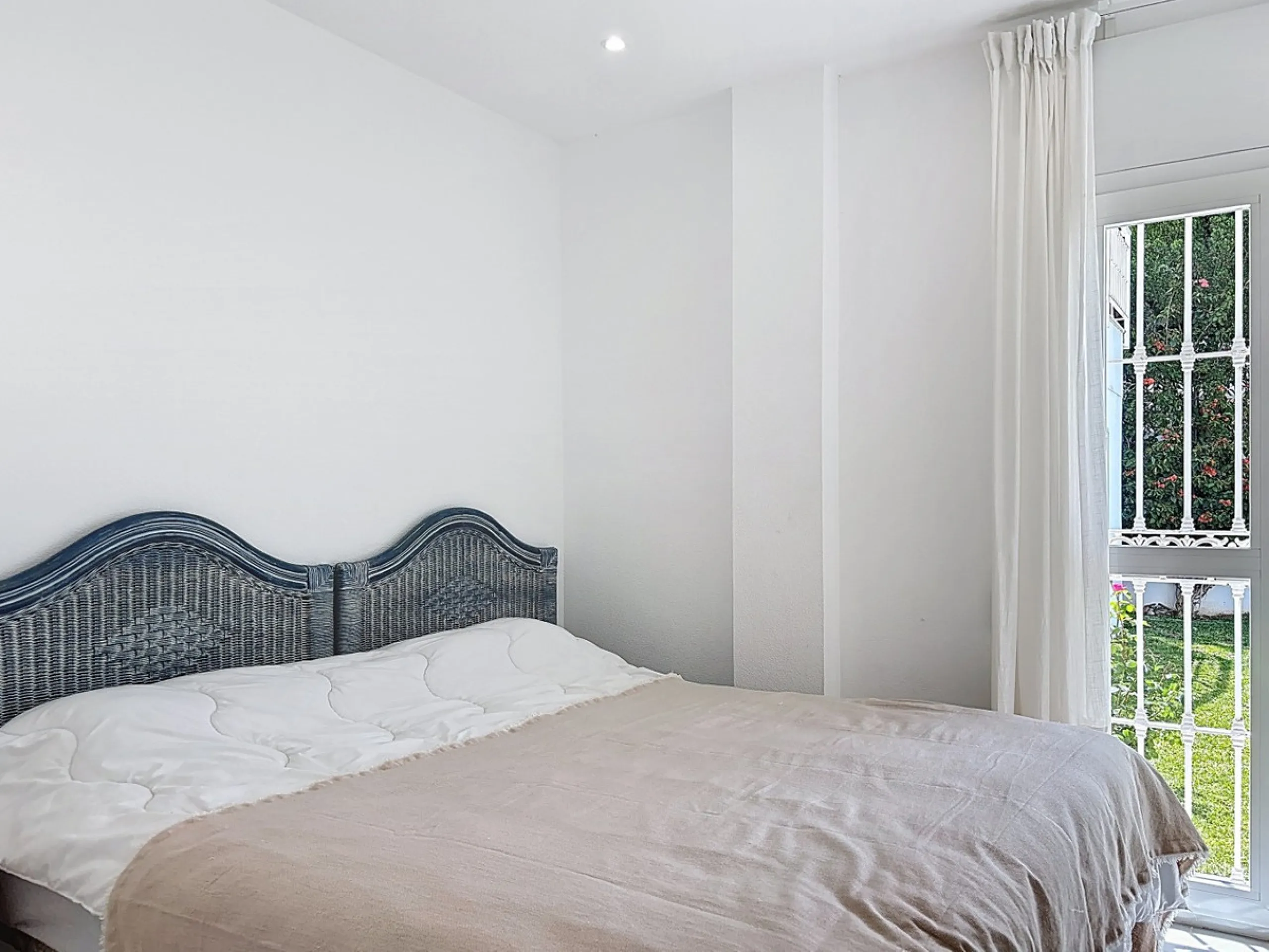 This beautifully presented modern villa in Caleta de Vélez offers spacious living, stunning sea views, and excellent outdoor spaces, just minutes from the beach, marina, and golf course. On the main entrance level (first floor), you'll find a brand-new, f