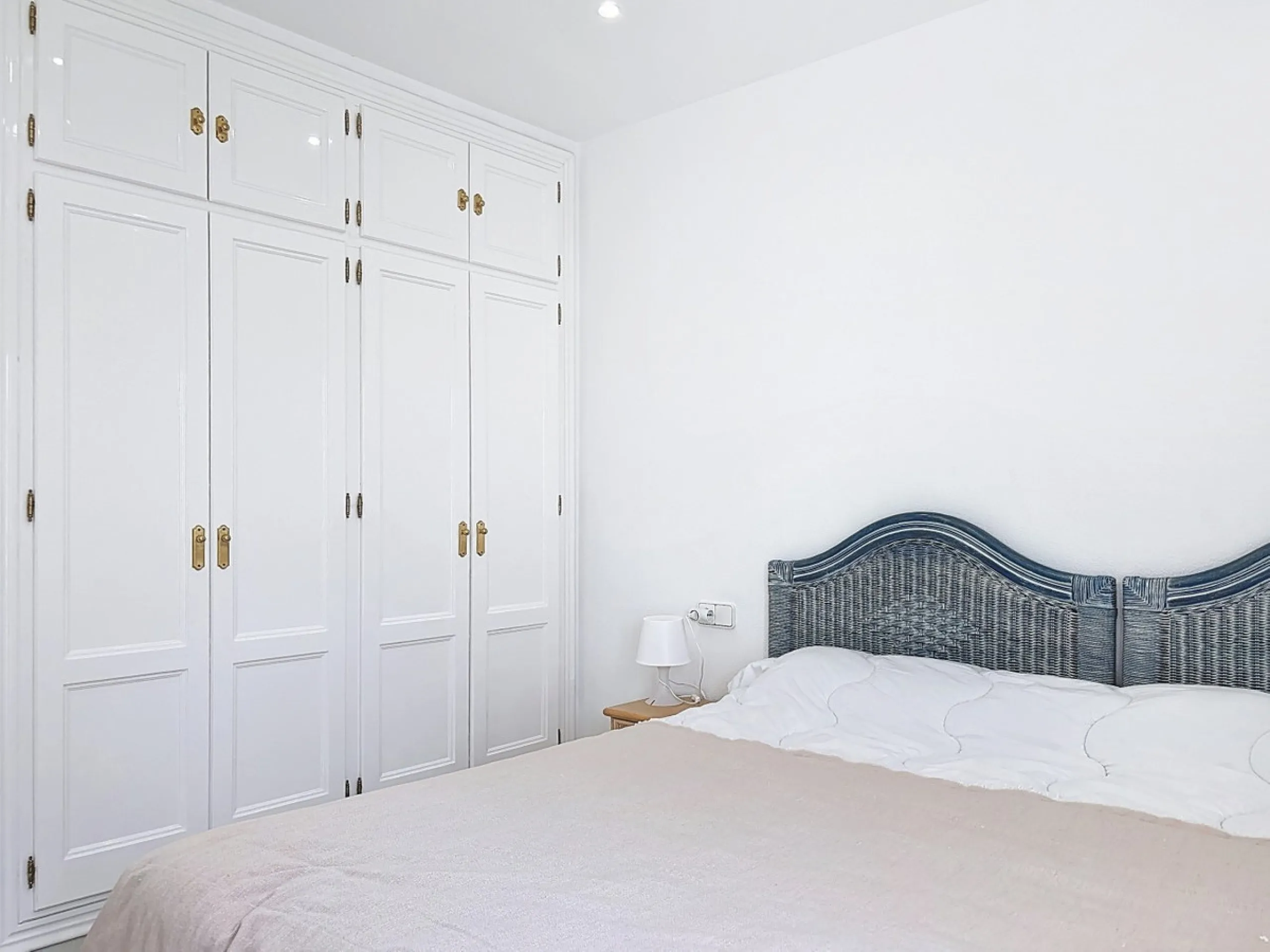 This beautifully presented modern villa in Caleta de Vélez offers spacious living, stunning sea views, and excellent outdoor spaces, just minutes from the beach, marina, and golf course. On the main entrance level (first floor), you'll find a brand-new, f