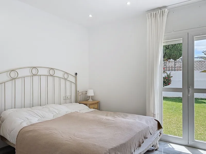 This beautifully presented modern villa in Caleta de Vélez offers spacious living, stunning sea views, and excellent outdoor spaces, just minutes from the beach, marina, and golf course. On the main entrance level (first floor), you'll find a brand-new, f