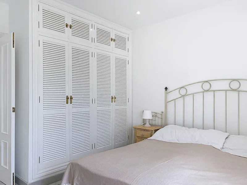 This beautifully presented modern villa in Caleta de Vélez offers spacious living, stunning sea views, and excellent outdoor spaces, just minutes from the beach, marina, and golf course. On the main entrance level (first floor), you'll find a brand-new, f