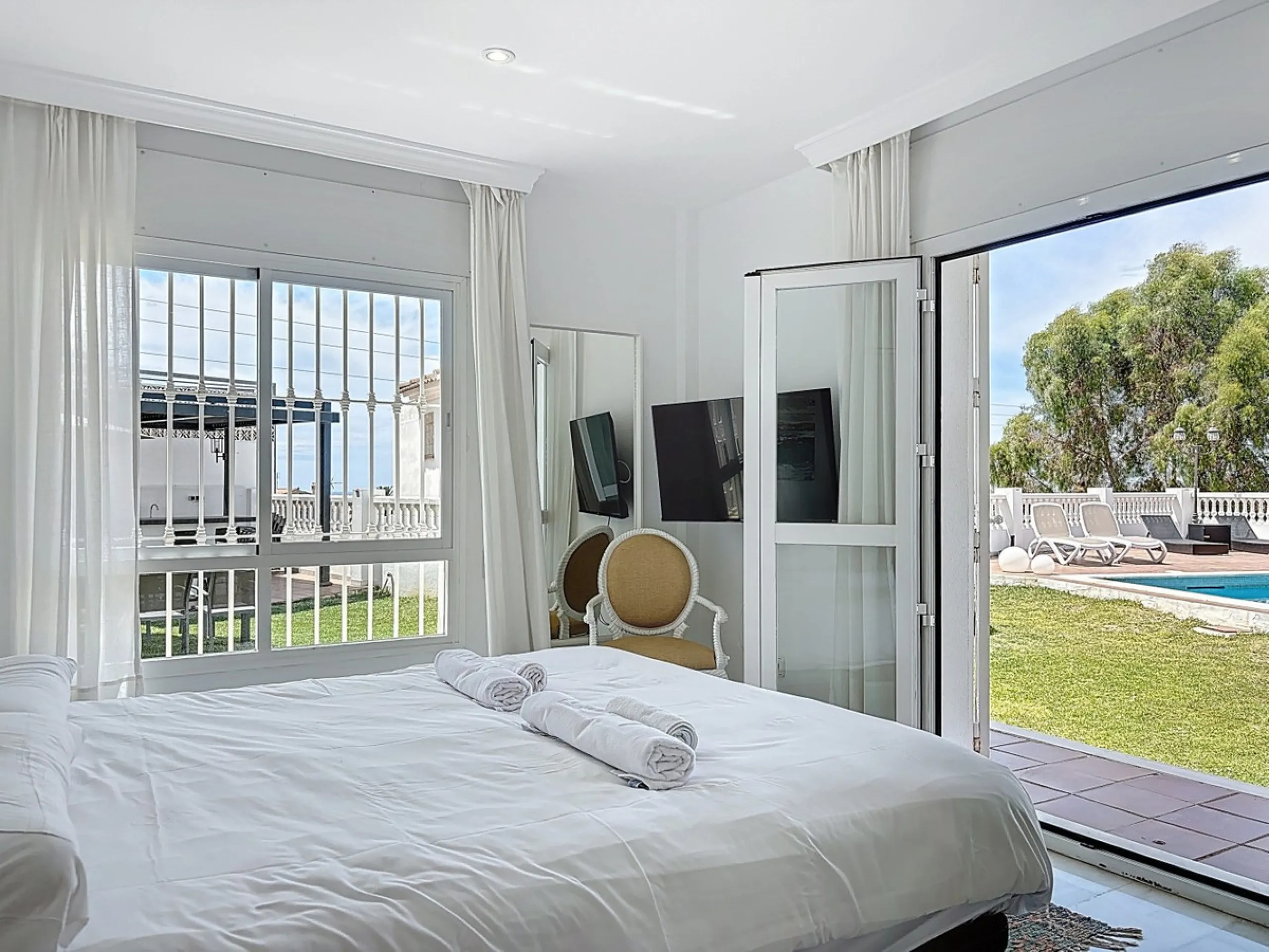 This beautifully presented modern villa in Caleta de Vélez offers spacious living, stunning sea views, and excellent outdoor spaces, just minutes from the beach, marina, and golf course. On the main entrance level (first floor), you'll find a brand-new, f