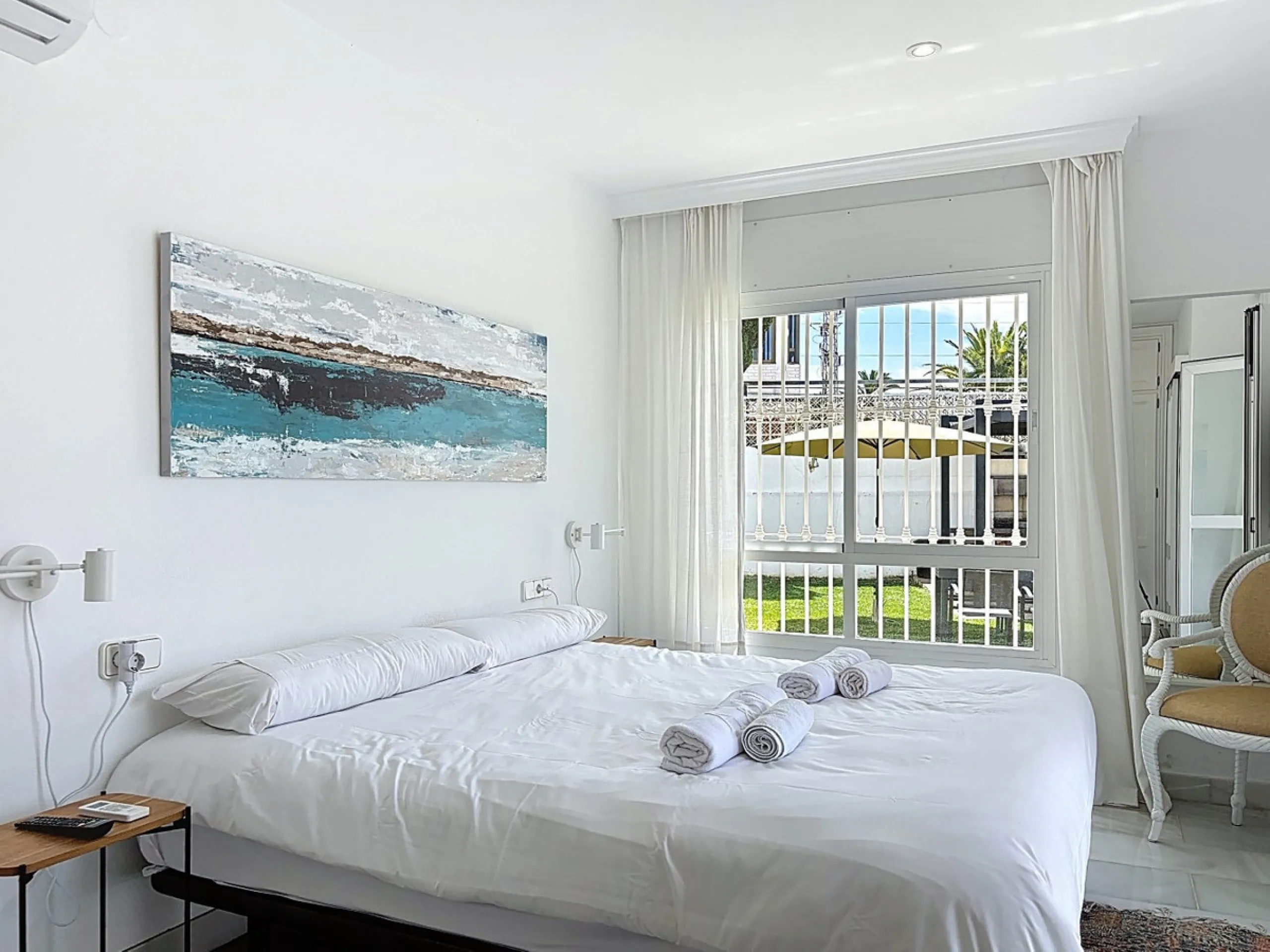 This beautifully presented modern villa in Caleta de Vélez offers spacious living, stunning sea views, and excellent outdoor spaces, just minutes from the beach, marina, and golf course. On the main entrance level (first floor), you'll find a brand-new, f