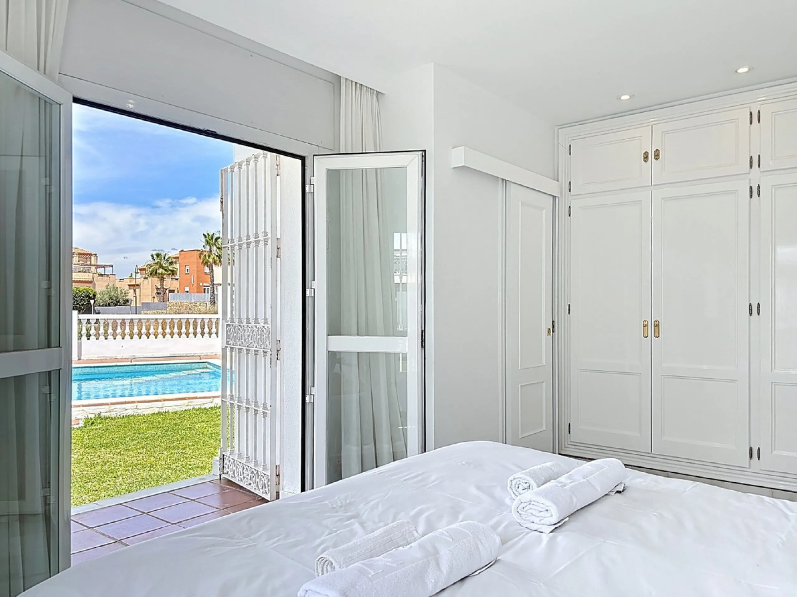 This beautifully presented modern villa in Caleta de Vélez offers spacious living, stunning sea views, and excellent outdoor spaces, just minutes from the beach, marina, and golf course. On the main entrance level (first floor), you'll find a brand-new, f