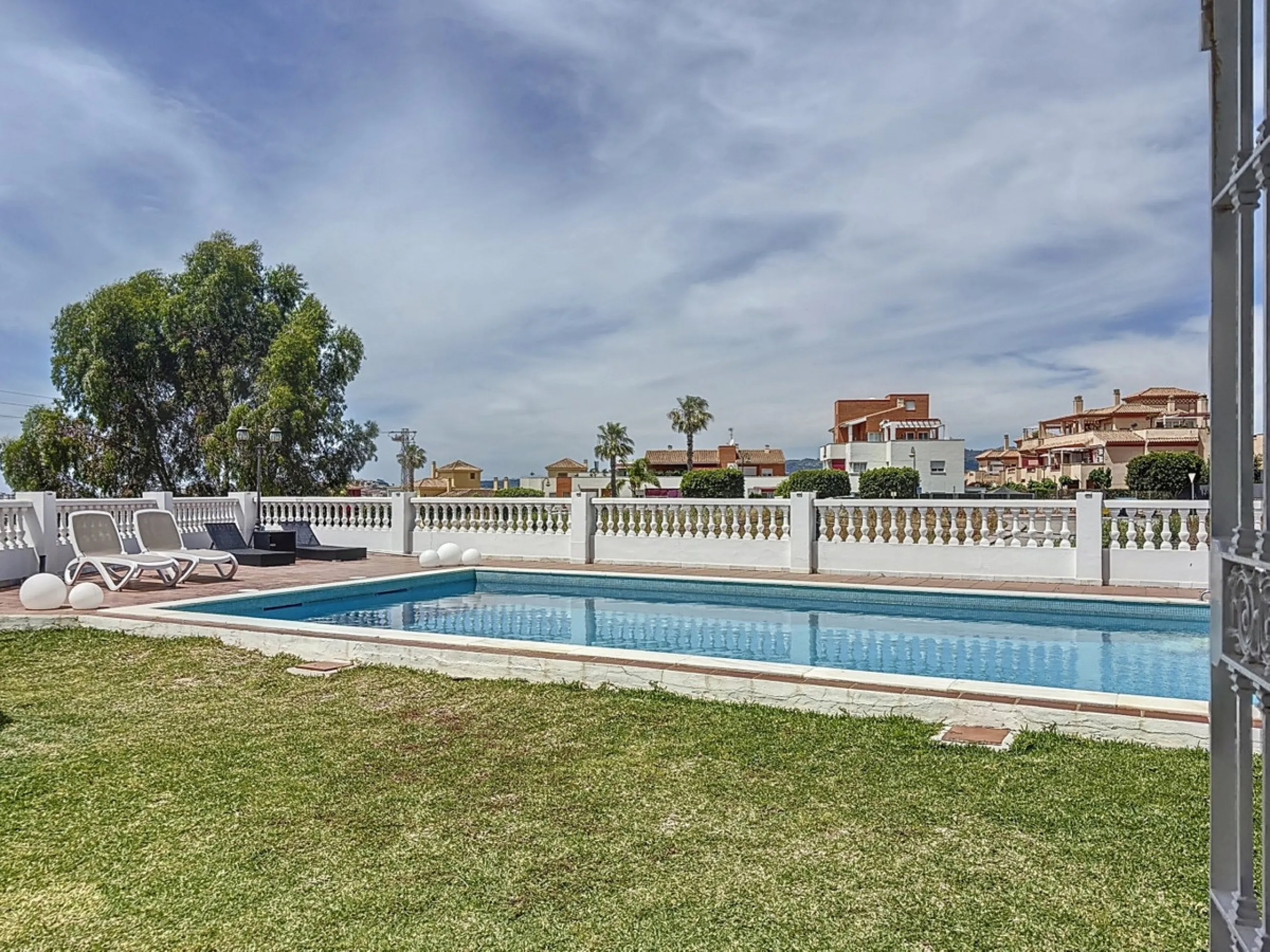 This beautifully presented modern villa in Caleta de Vélez offers spacious living, stunning sea views, and excellent outdoor spaces, just minutes from the beach, marina, and golf course. On the main entrance level (first floor), you'll find a brand-new, f