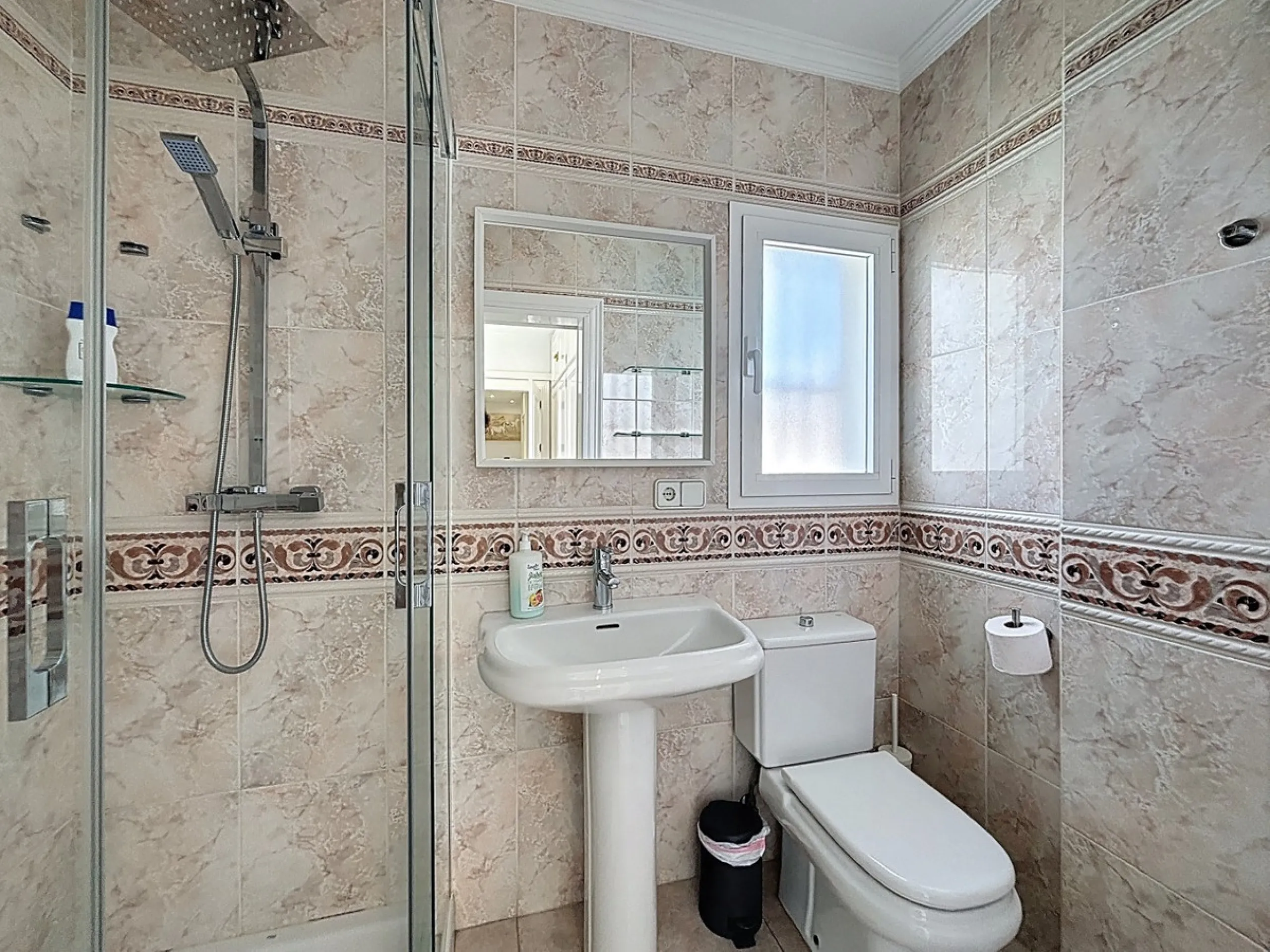 This beautifully presented modern villa in Caleta de Vélez offers spacious living, stunning sea views, and excellent outdoor spaces, just minutes from the beach, marina, and golf course. On the main entrance level (first floor), you'll find a brand-new, f