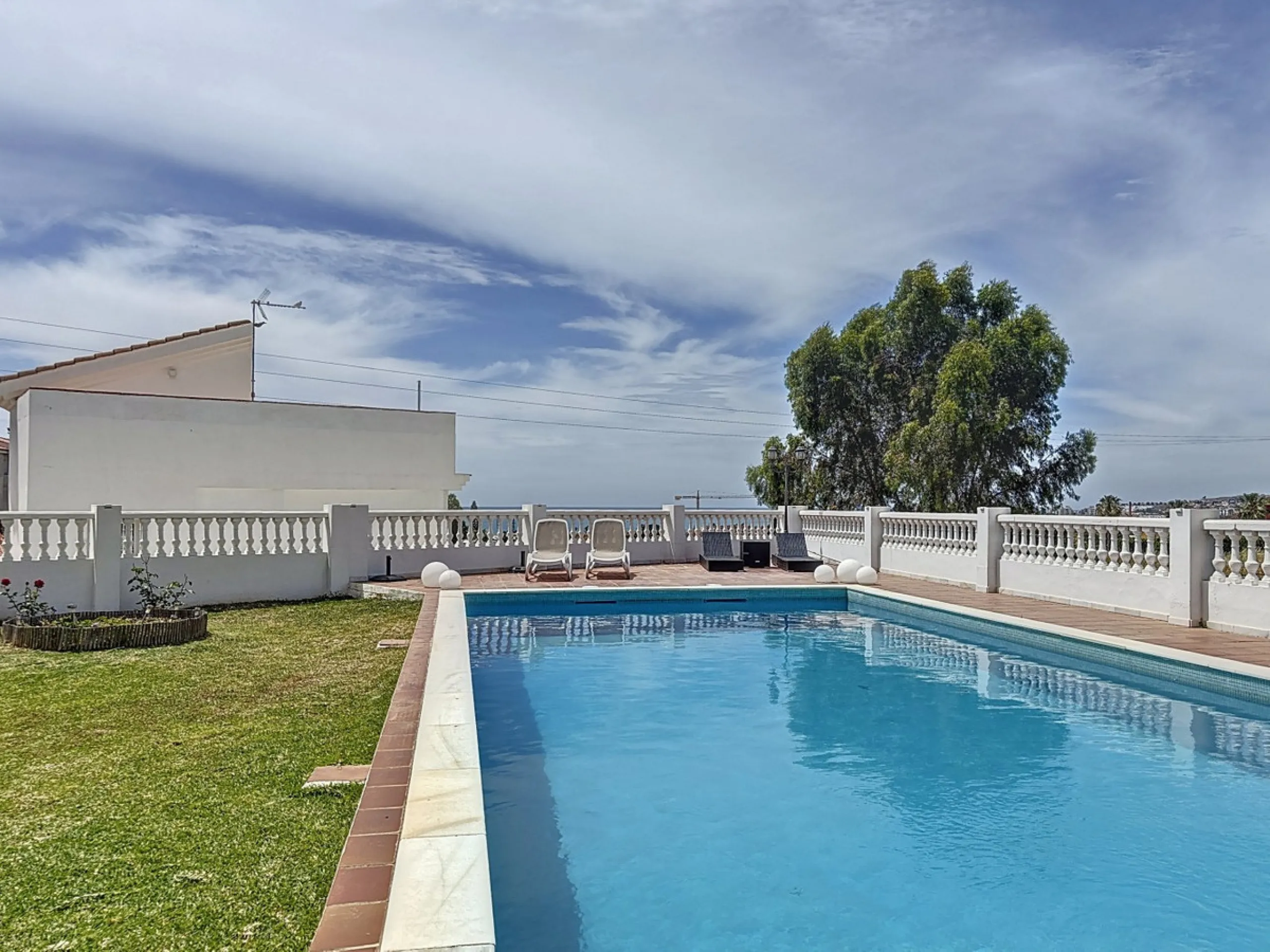 This beautifully presented modern villa in Caleta de Vélez offers spacious living, stunning sea views, and excellent outdoor spaces, just minutes from the beach, marina, and golf course. On the main entrance level (first floor), you'll find a brand-new, f