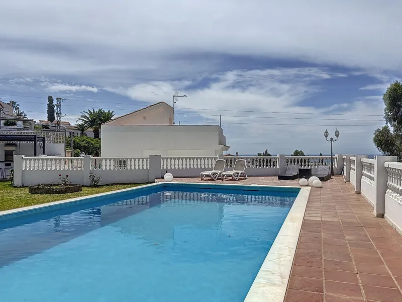 This beautifully presented modern villa in Caleta de Vélez offers spacious living, stunning sea views, and excellent outdoor spaces, just minutes from the beach, marina, and golf course. On the main entrance level (first floor), you'll find a brand-new, f