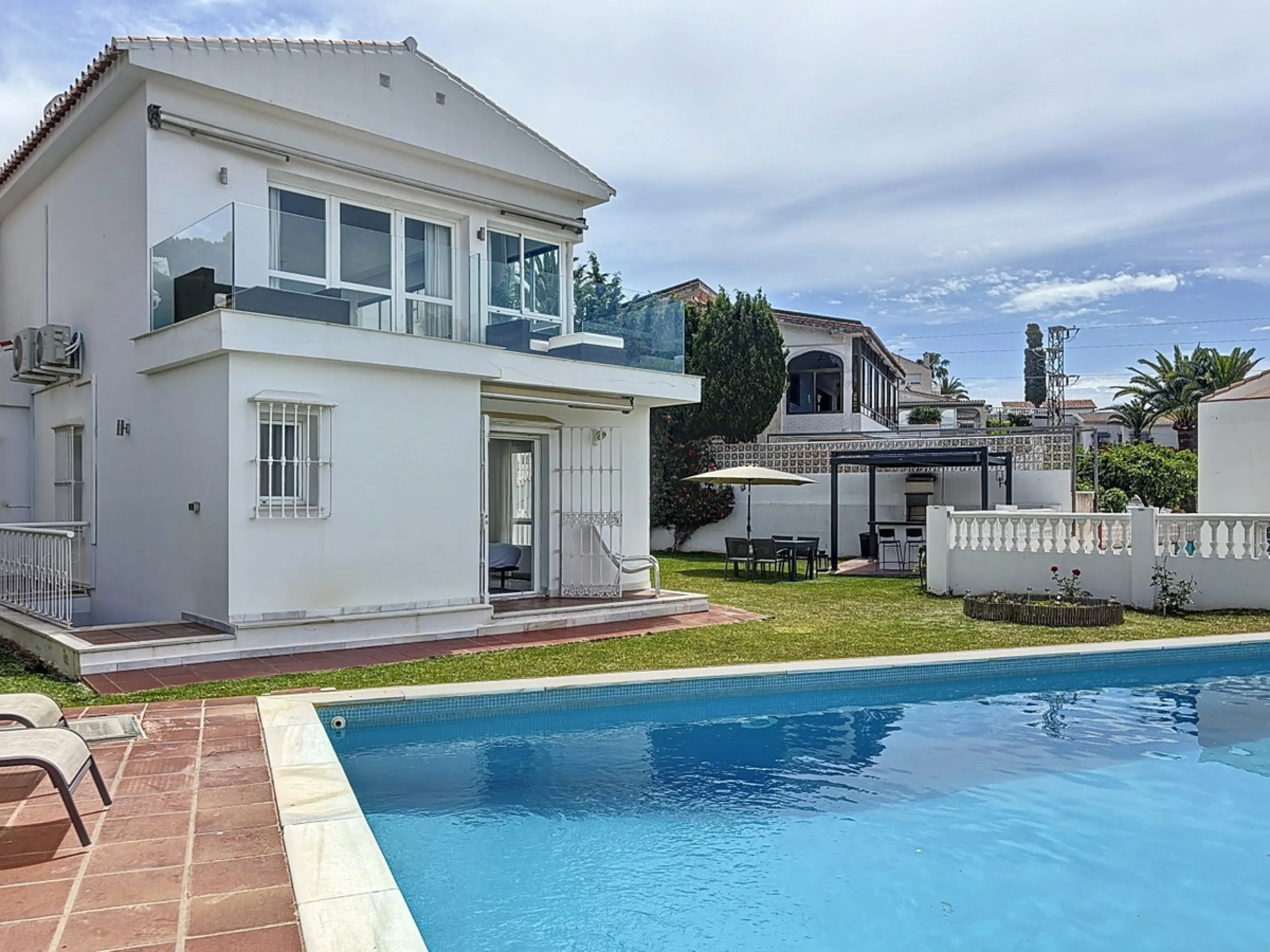 This beautifully presented modern villa in Caleta de Vélez offers spacious living, stunning sea views, and excellent outdoor spaces, just minutes from the beach, marina, and golf course. On the main entrance level (first floor), you'll find a brand-new, f