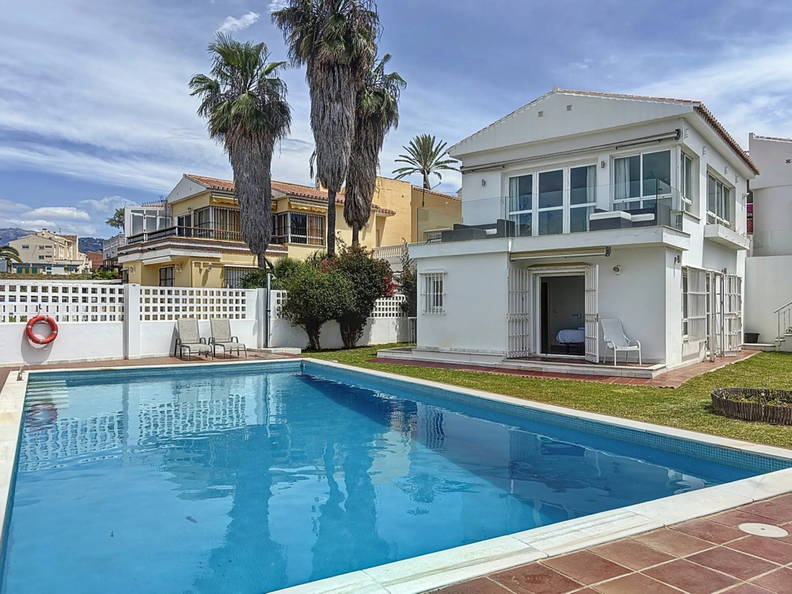 This beautifully presented modern villa in Caleta de Vélez offers spacious living, stunning sea views, and excellent outdoor spaces, just minutes from the beach, marina, and golf course. On the main entrance level (first floor), you'll find a brand-new, f