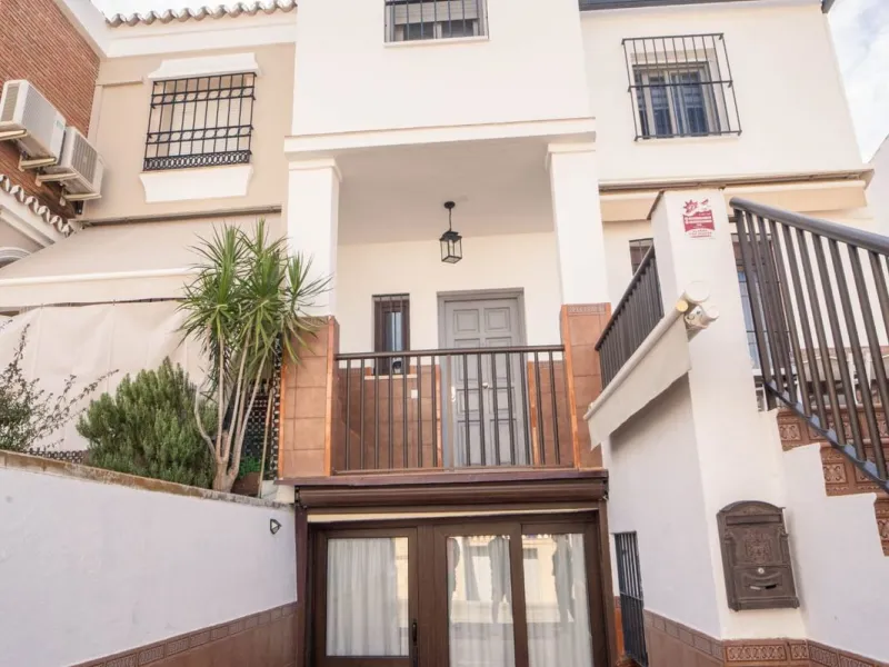 House - Semi-Detached House в продаже в Mijas, Málaga. В доме 6 спален и 3 ванных комнат. Площадь дома 200 м²