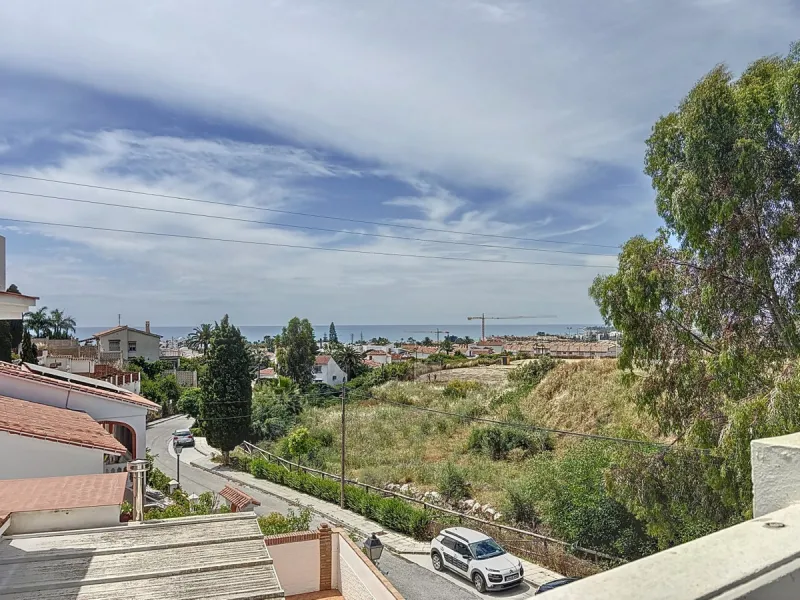 This beautifully presented modern villa in Caleta de Vélez offers spacious living, stunning sea views, and excellent outdoor spaces, just minutes from the beach, marina, and golf course. On the main entrance level (first floor), you'll find a brand-new, f