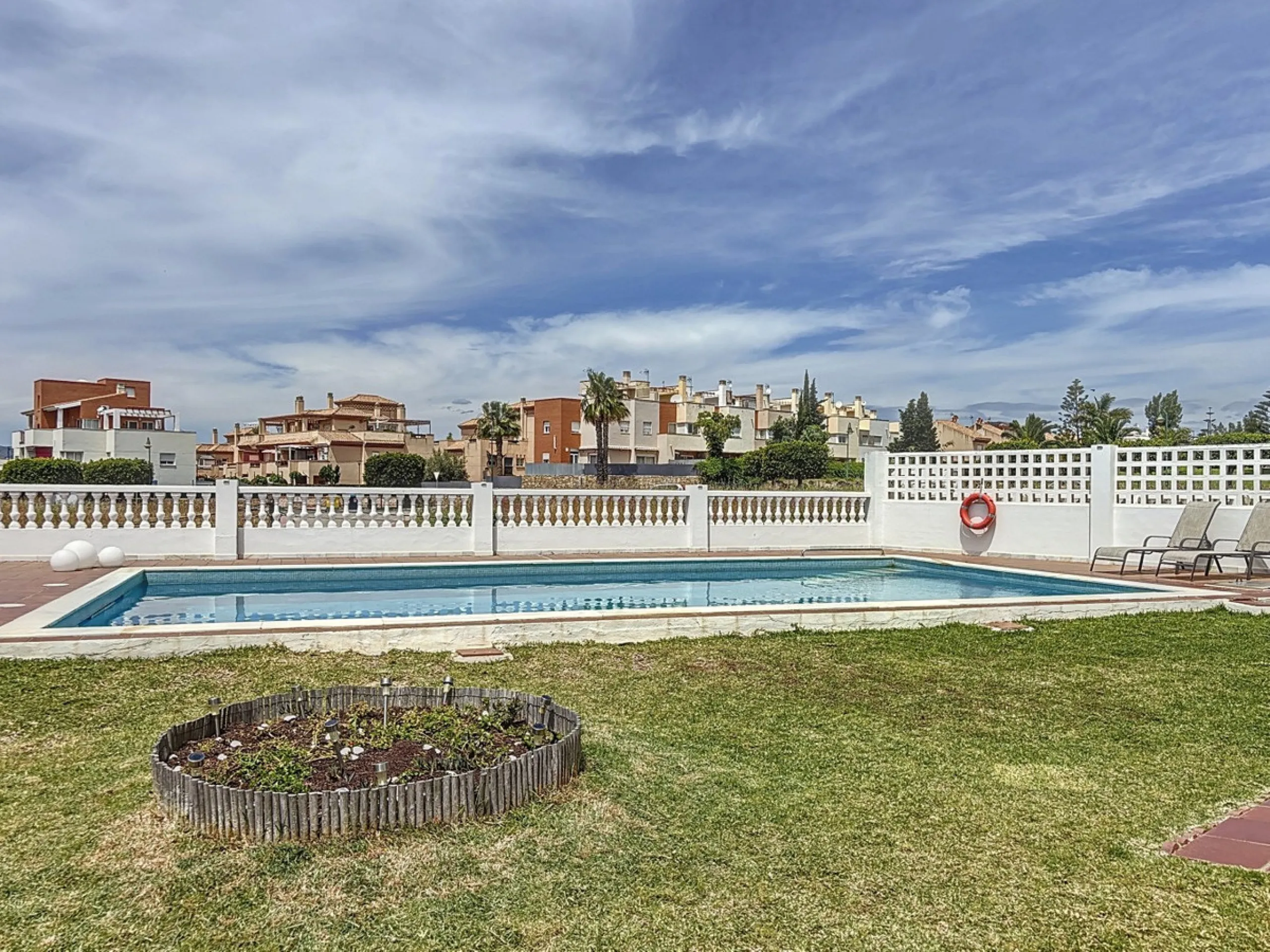 This beautifully presented modern villa in Caleta de Vélez offers spacious living, stunning sea views, and excellent outdoor spaces, just minutes from the beach, marina, and golf course. On the main entrance level (first floor), you'll find a brand-new, f