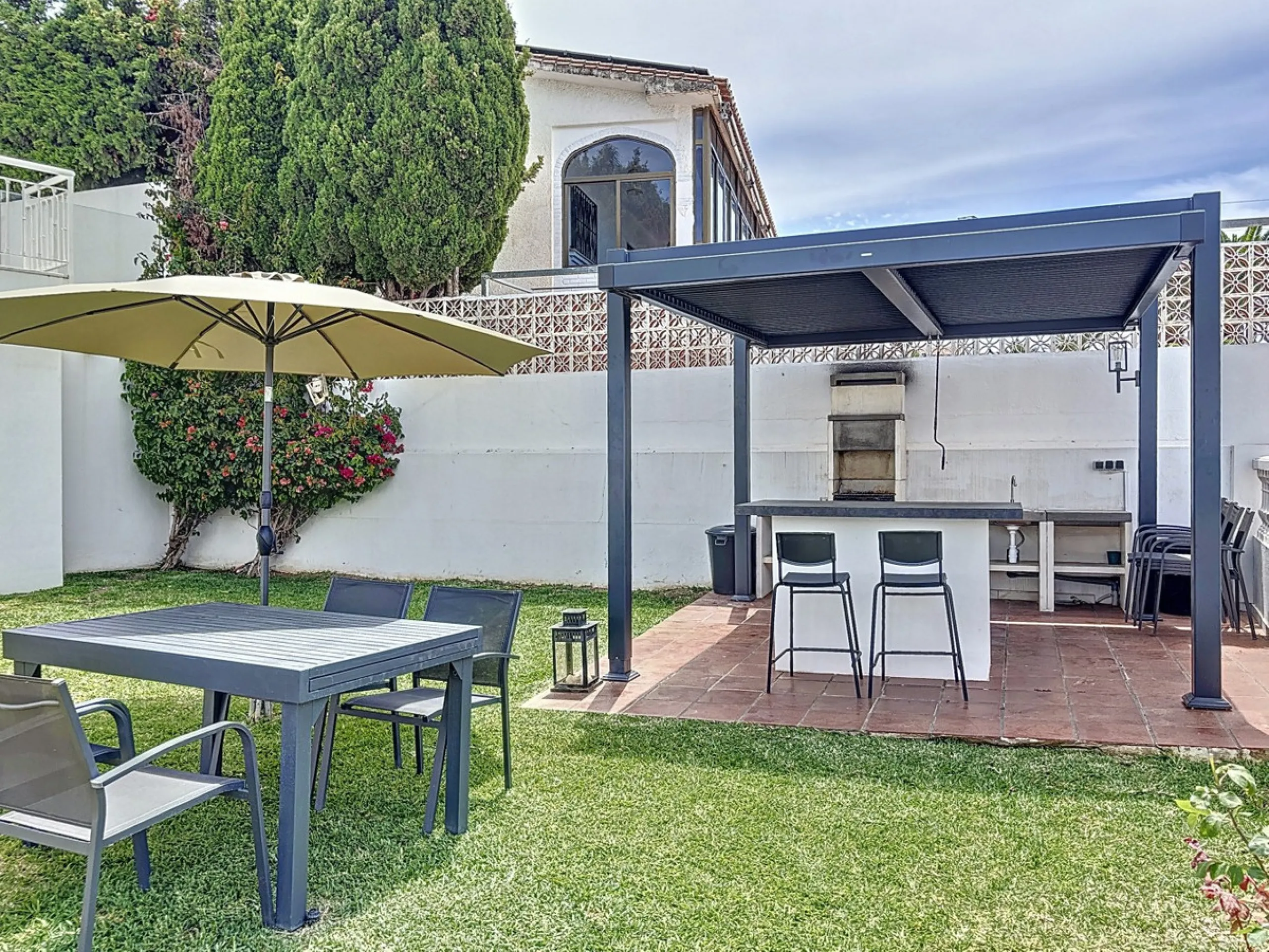 This beautifully presented modern villa in Caleta de Vélez offers spacious living, stunning sea views, and excellent outdoor spaces, just minutes from the beach, marina, and golf course. On the main entrance level (first floor), you'll find a brand-new, f