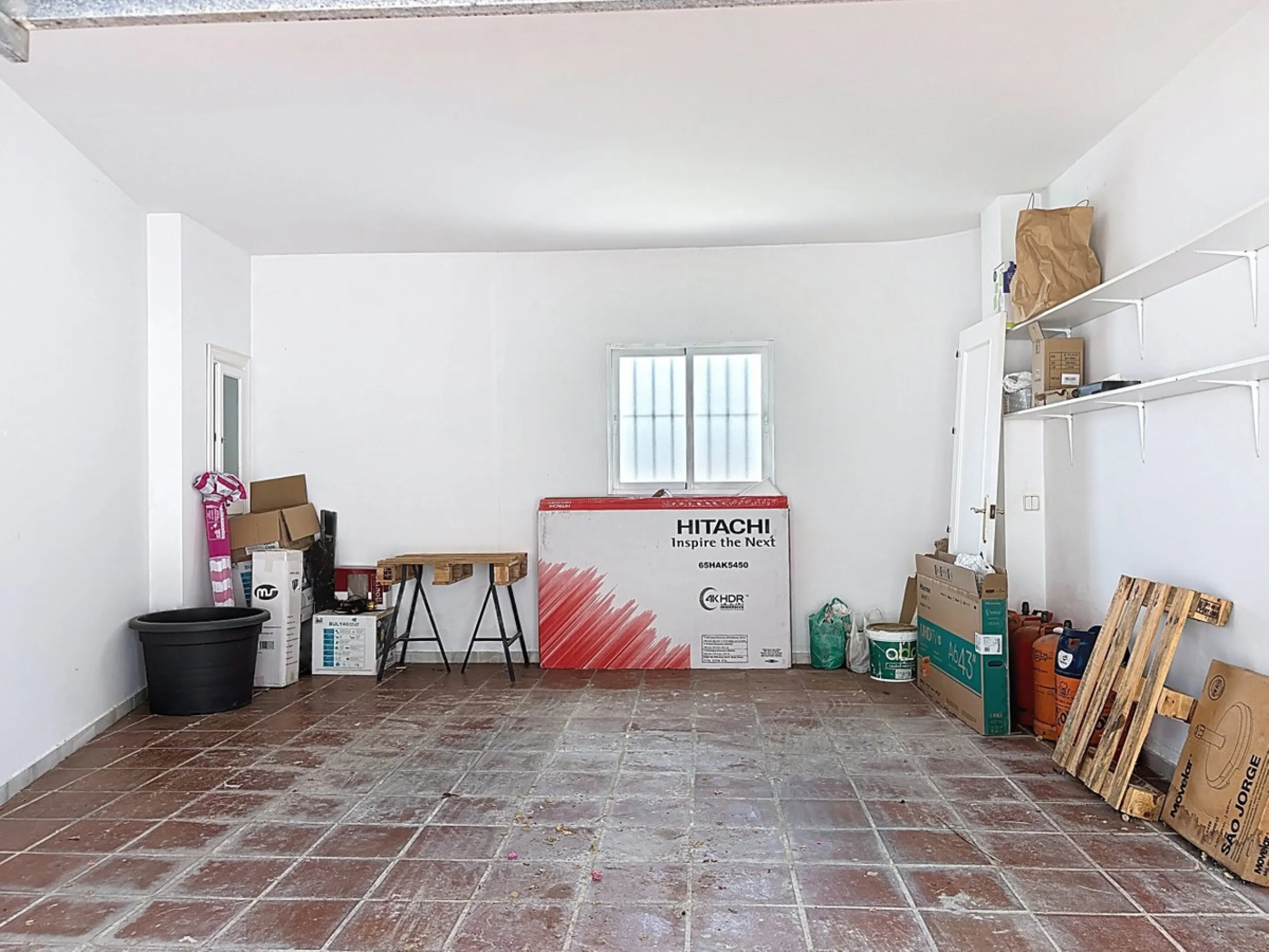 This beautifully presented modern villa in Caleta de Vélez offers spacious living, stunning sea views, and excellent outdoor spaces, just minutes from the beach, marina, and golf course. On the main entrance level (first floor), you'll find a brand-new, f