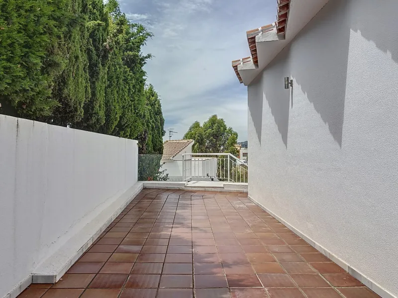 This beautifully presented modern villa in Caleta de Vélez offers spacious living, stunning sea views, and excellent outdoor spaces, just minutes from the beach, marina, and golf course. On the main entrance level (first floor), you'll find a brand-new, f