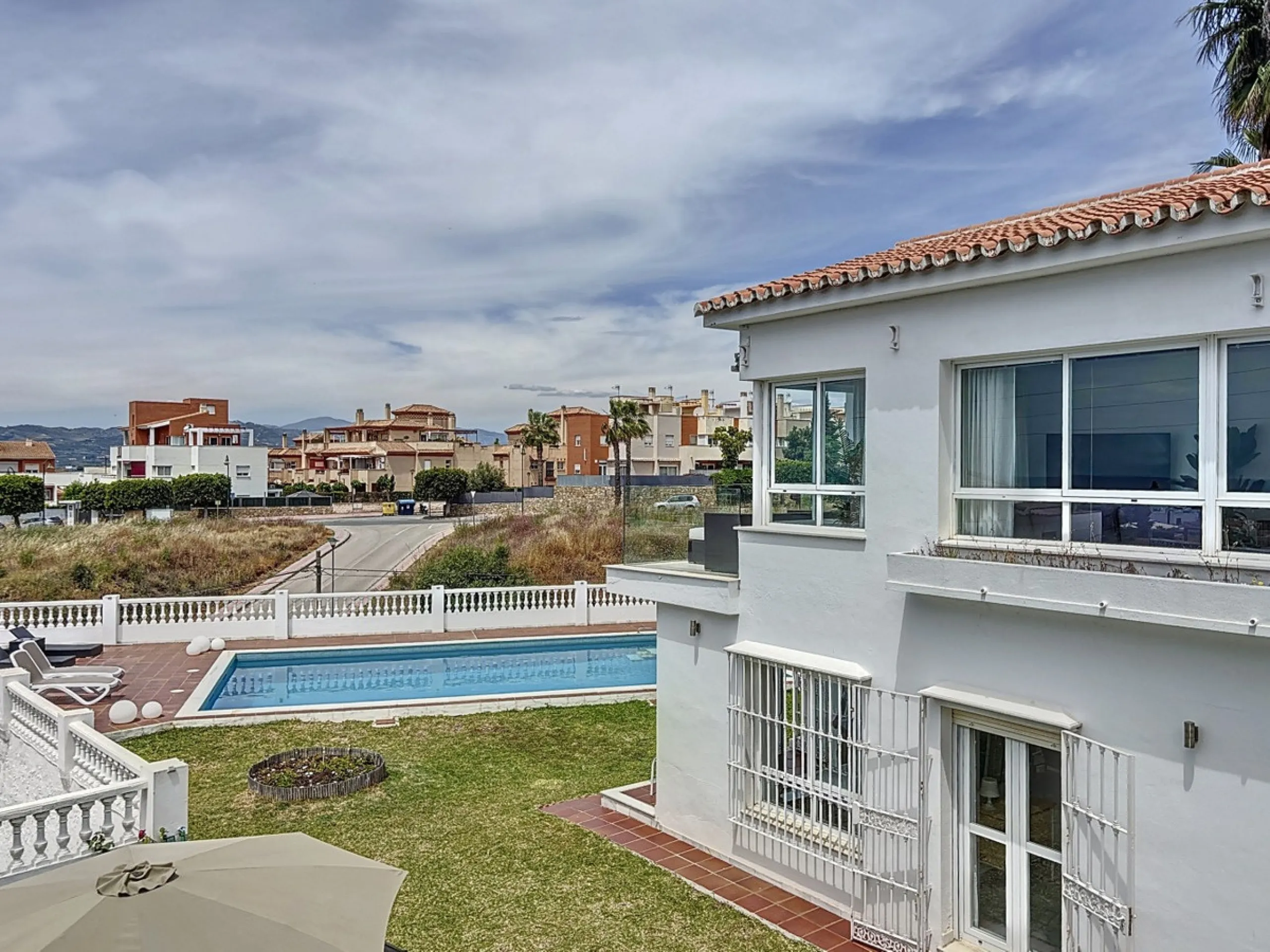 This beautifully presented modern villa in Caleta de Vélez offers spacious living, stunning sea views, and excellent outdoor spaces, just minutes from the beach, marina, and golf course. On the main entrance level (first floor), you'll find a brand-new, f