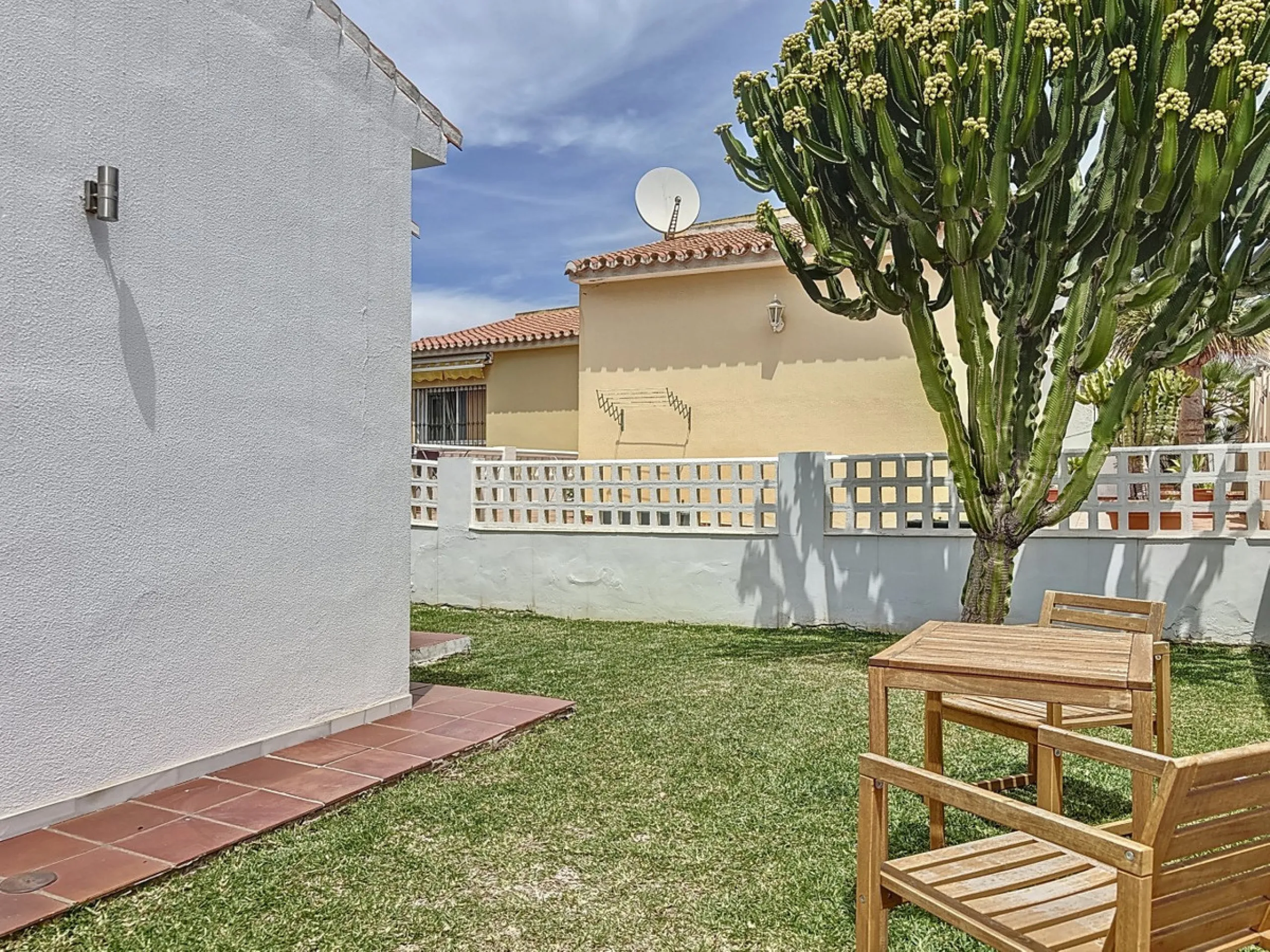 This beautifully presented modern villa in Caleta de Vélez offers spacious living, stunning sea views, and excellent outdoor spaces, just minutes from the beach, marina, and golf course. On the main entrance level (first floor), you'll find a brand-new, f
