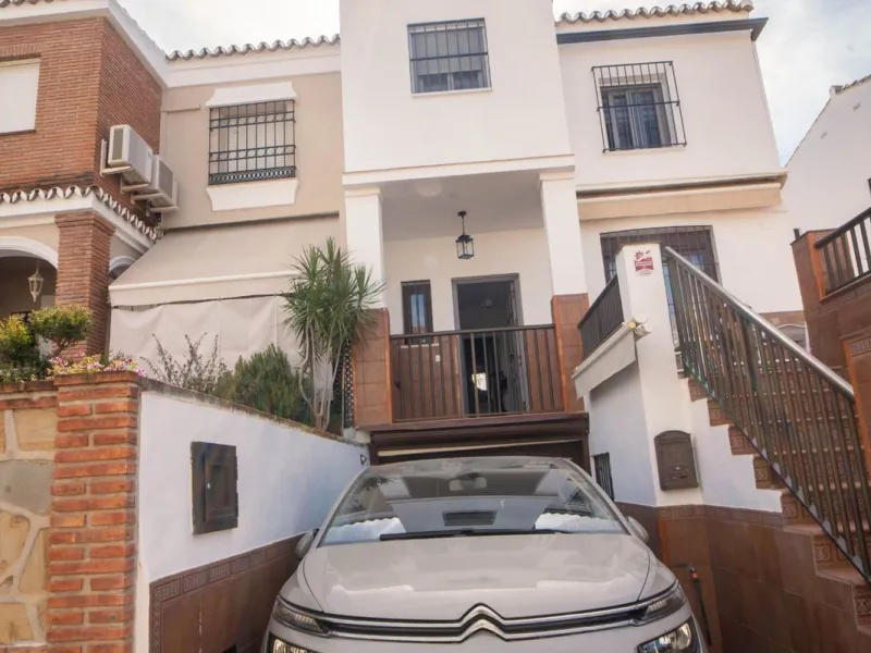 House - Semi-Detached House в продаже в Mijas, Málaga. В доме 6 спален и 3 ванных комнат. Площадь дома 200 м²