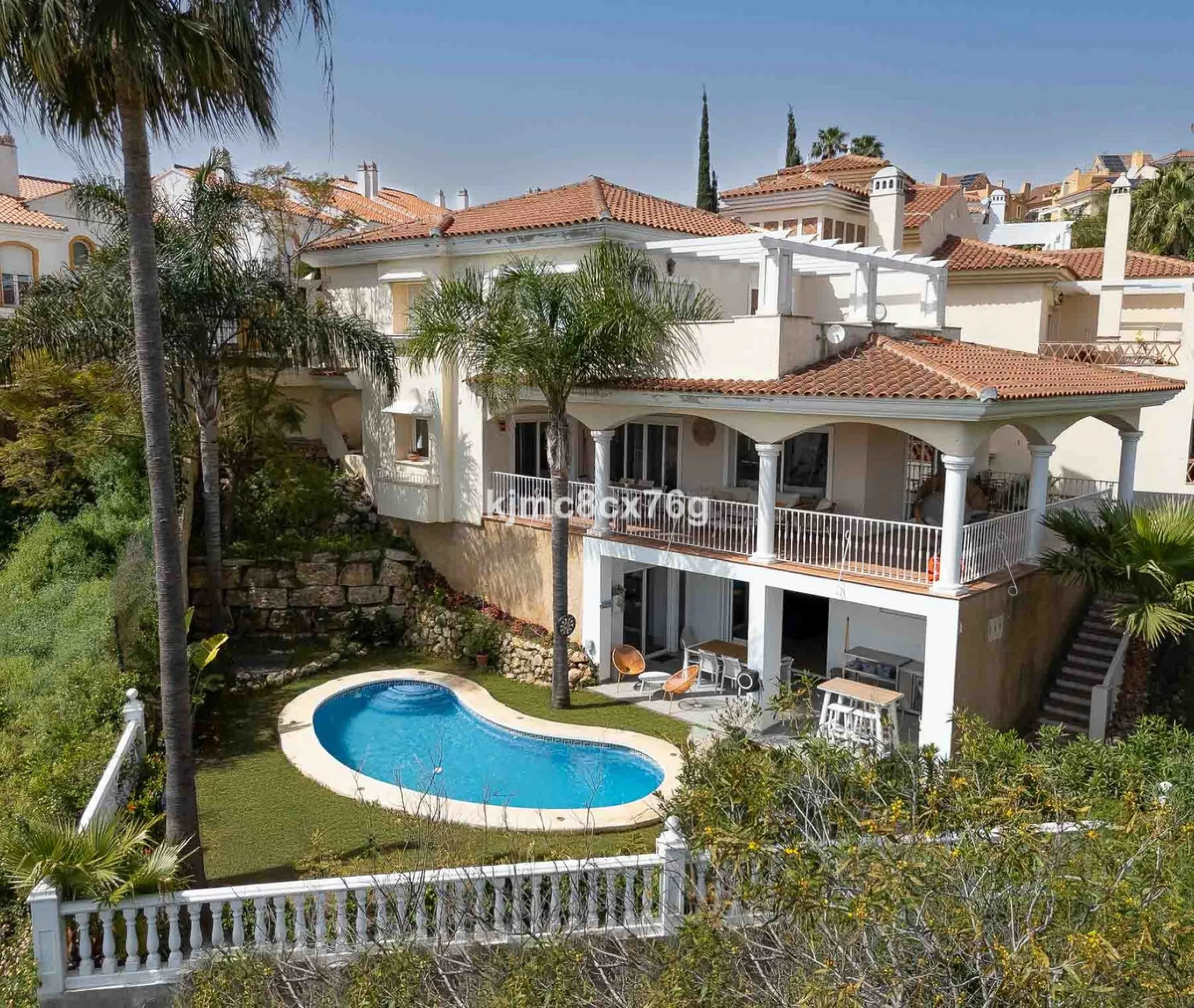 FOR SALE – STUNNING LUXURY VILLA IN THE UPPER PART OF RIVIERA DEL SOL Set within an exclusive gated community of just 25 properties, this spectacular detached villa has been recently renovated to the highest standards and tastefully decorated throughout.