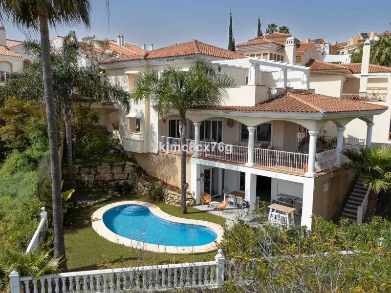 House - Detached Villa в продаже в Mijas, Málaga. В доме 6 спален и 4 ванных комнат. Площадь дома 423 м². Площадь участка 90 м²