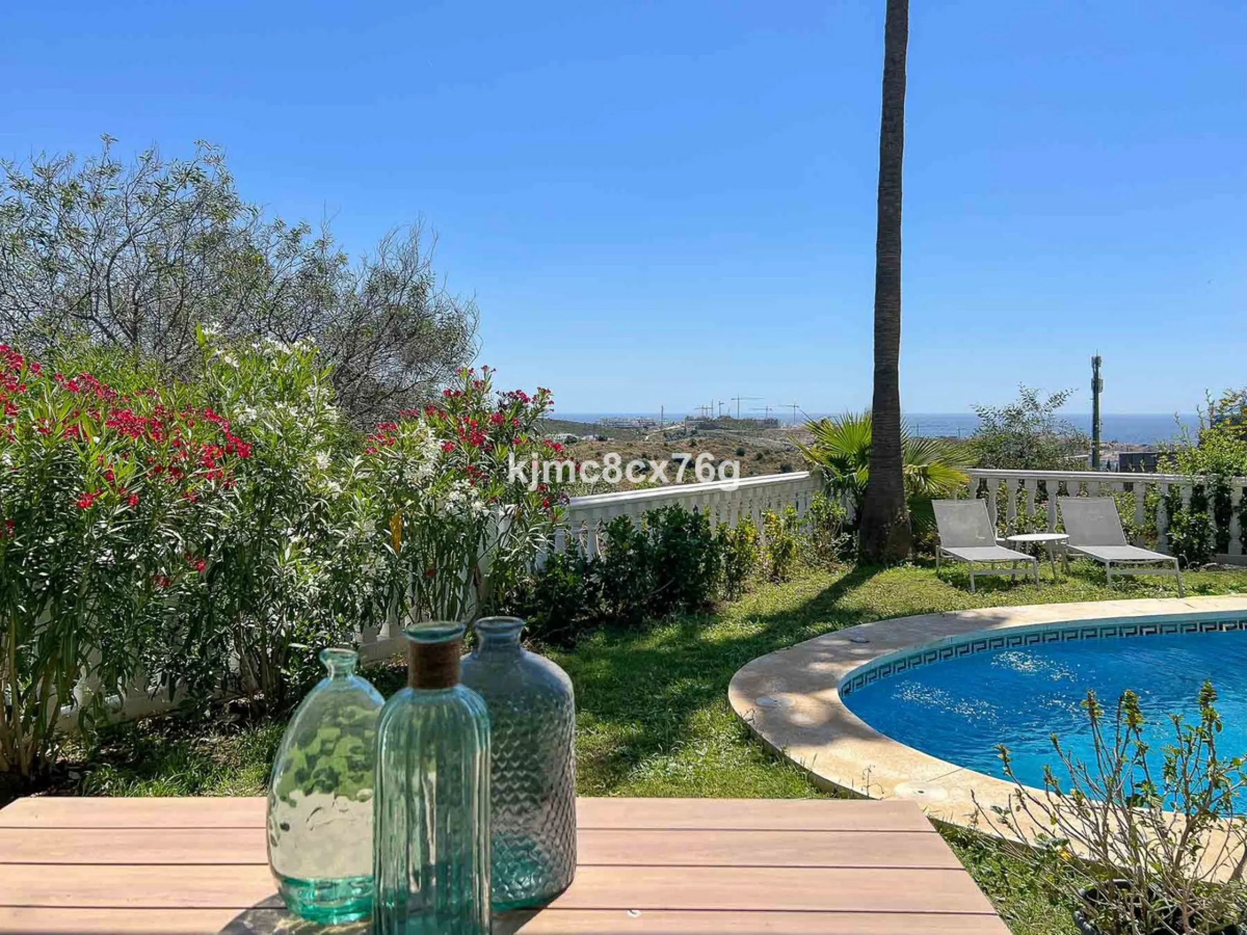 FOR SALE – STUNNING LUXURY VILLA IN THE UPPER PART OF RIVIERA DEL SOL Set within an exclusive gated community of just 25 properties, this spectacular detached villa has been recently renovated to the highest standards and tastefully decorated throughout.