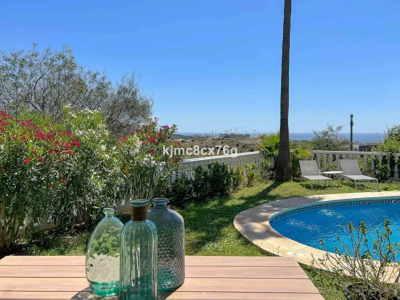 FOR SALE – STUNNING LUXURY VILLA IN THE UPPER PART OF RIVIERA DEL SOL Set within an exclusive gated community of just 25 properties, this spectacular detached villa has been recently renovated to the highest standards and tastefully decorated throughout.