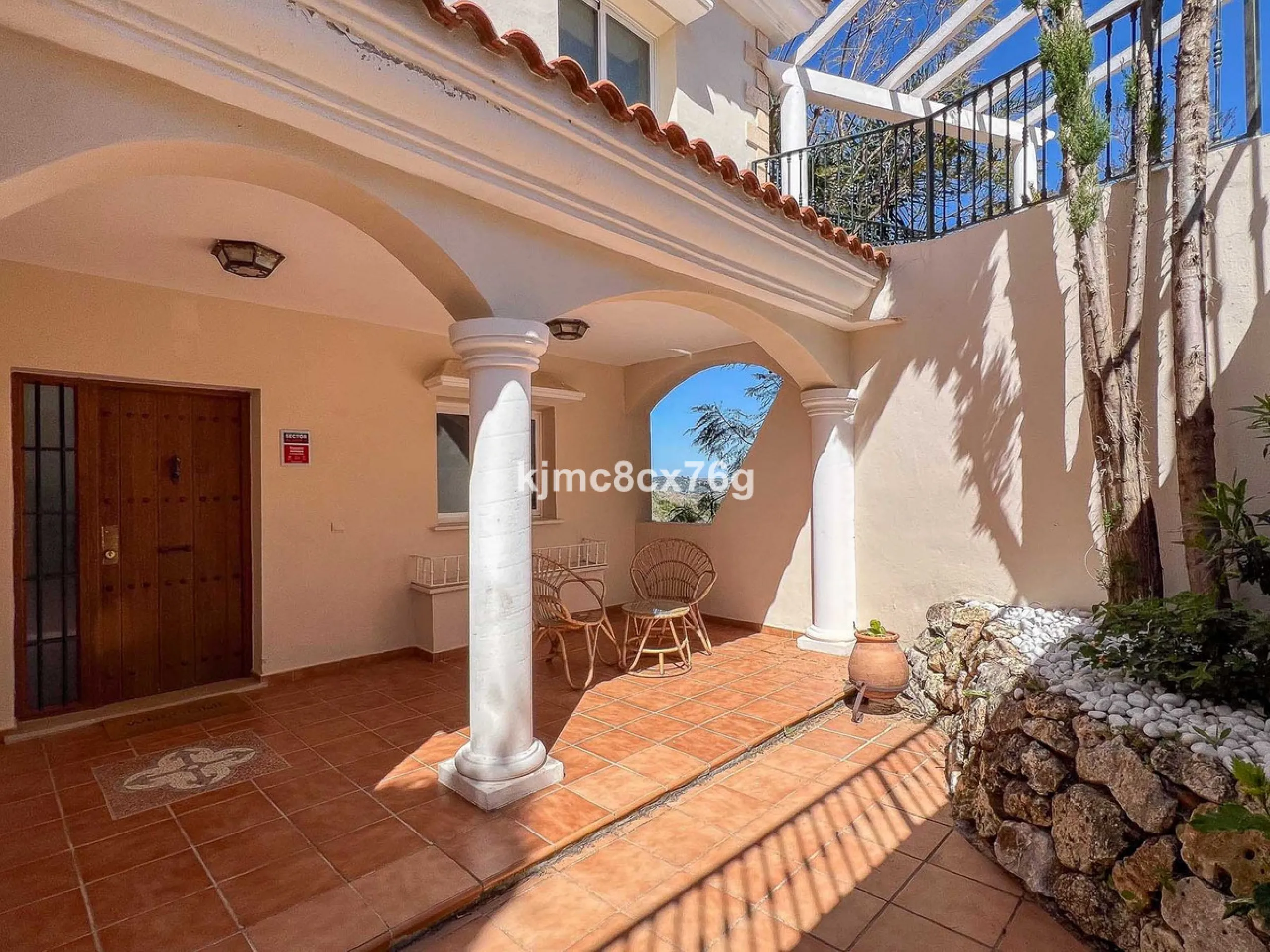 FOR SALE – STUNNING LUXURY VILLA IN THE UPPER PART OF RIVIERA DEL SOL Set within an exclusive gated community of just 25 properties, this spectacular detached villa has been recently renovated to the highest standards and tastefully decorated throughout.