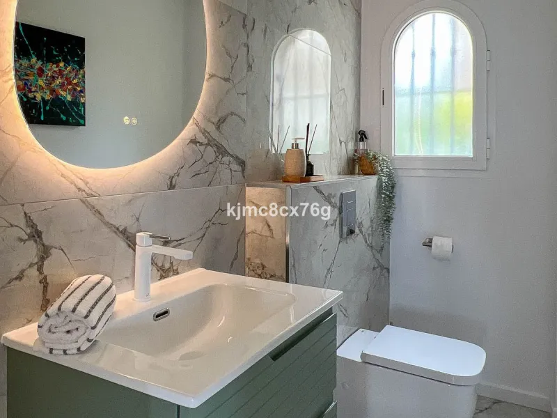 FOR SALE – STUNNING LUXURY VILLA IN THE UPPER PART OF RIVIERA DEL SOL Set within an exclusive gated community of just 25 properties, this spectacular detached villa has been recently renovated to the highest standards and tastefully decorated throughout.