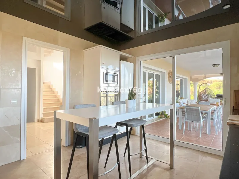 FOR SALE – STUNNING LUXURY VILLA IN THE UPPER PART OF RIVIERA DEL SOL Set within an exclusive gated community of just 25 properties, this spectacular detached villa has been recently renovated to the highest standards and tastefully decorated throughout.