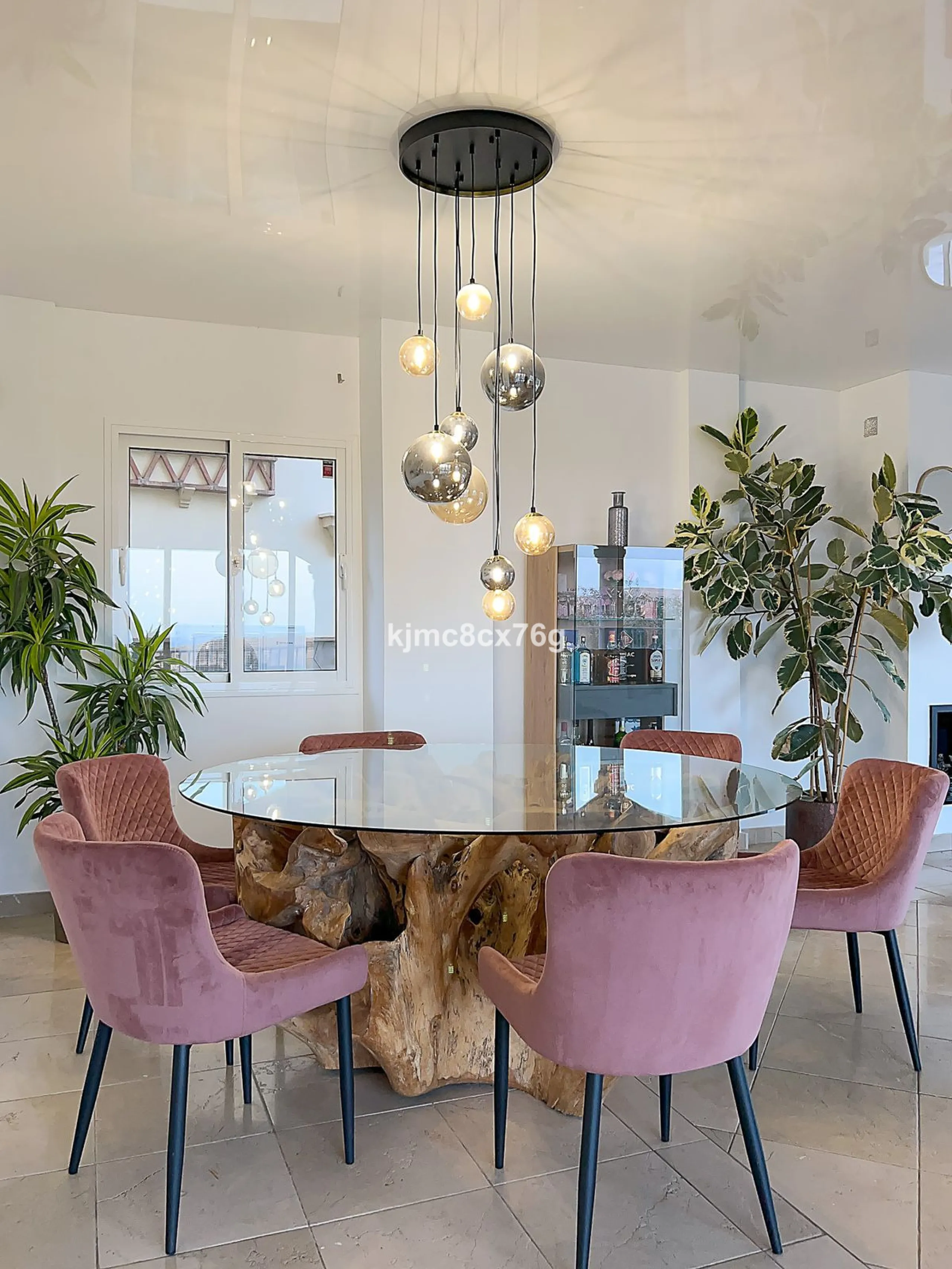 FOR SALE – STUNNING LUXURY VILLA IN THE UPPER PART OF RIVIERA DEL SOL Set within an exclusive gated community of just 25 properties, this spectacular detached villa has been recently renovated to the highest standards and tastefully decorated throughout.