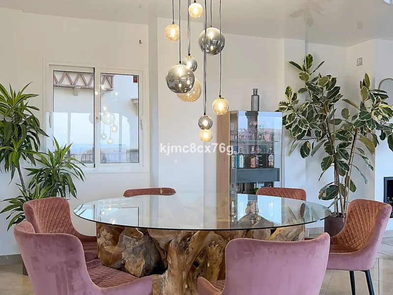 FOR SALE – STUNNING LUXURY VILLA IN THE UPPER PART OF RIVIERA DEL SOL Set within an exclusive gated community of just 25 properties, this spectacular detached villa has been recently renovated to the highest standards and tastefully decorated throughout.