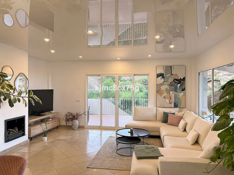 FOR SALE – STUNNING LUXURY VILLA IN THE UPPER PART OF RIVIERA DEL SOL Set within an exclusive gated community of just 25 properties, this spectacular detached villa has been recently renovated to the highest standards and tastefully decorated throughout.