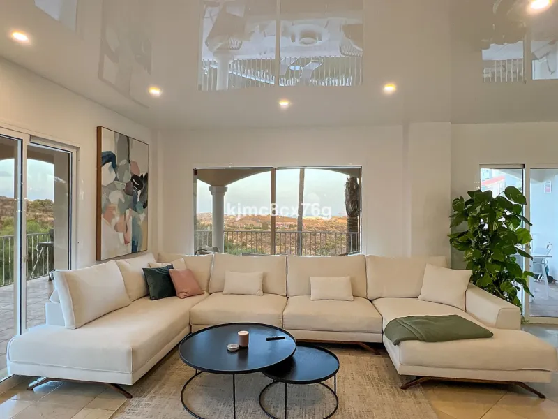 FOR SALE – STUNNING LUXURY VILLA IN THE UPPER PART OF RIVIERA DEL SOL Set within an exclusive gated community of just 25 properties, this spectacular detached villa has been recently renovated to the highest standards and tastefully decorated throughout.