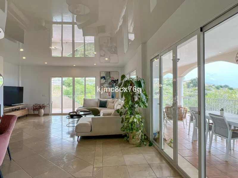 FOR SALE – STUNNING LUXURY VILLA IN THE UPPER PART OF RIVIERA DEL SOL Set within an exclusive gated community of just 25 properties, this spectacular detached villa has been recently renovated to the highest standards and tastefully decorated throughout.