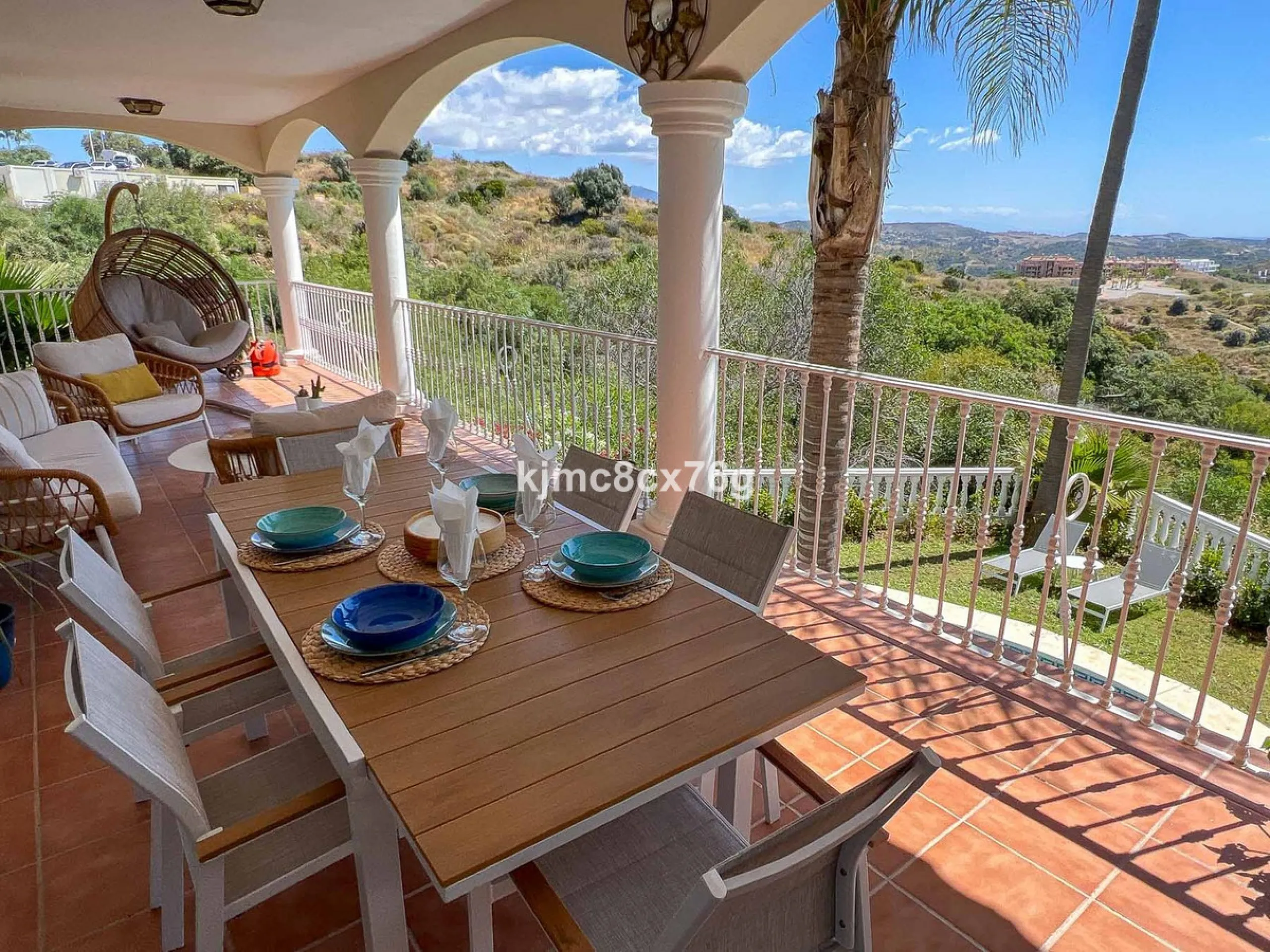 FOR SALE – STUNNING LUXURY VILLA IN THE UPPER PART OF RIVIERA DEL SOL Set within an exclusive gated community of just 25 properties, this spectacular detached villa has been recently renovated to the highest standards and tastefully decorated throughout.