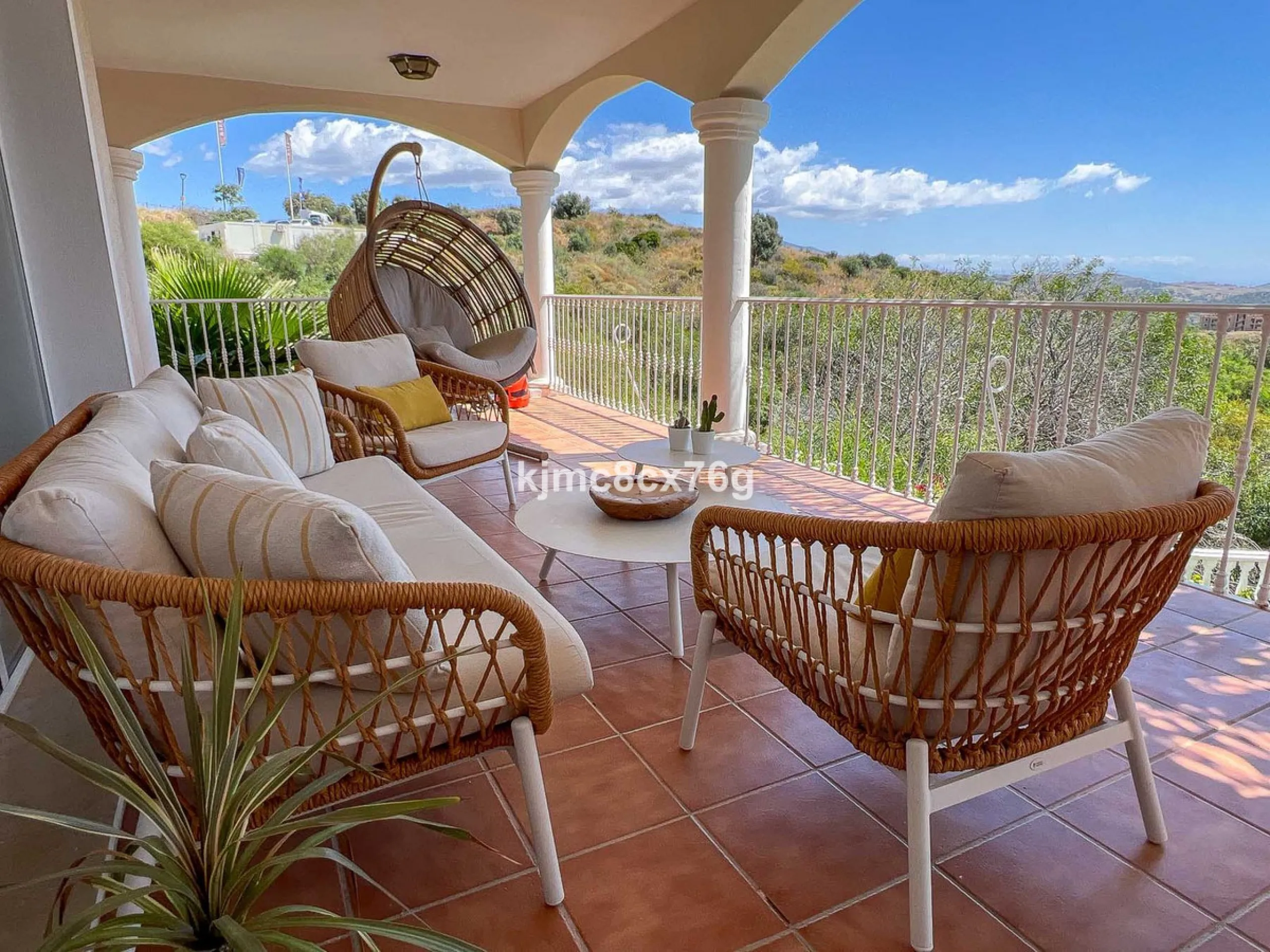 FOR SALE – STUNNING LUXURY VILLA IN THE UPPER PART OF RIVIERA DEL SOL Set within an exclusive gated community of just 25 properties, this spectacular detached villa has been recently renovated to the highest standards and tastefully decorated throughout.