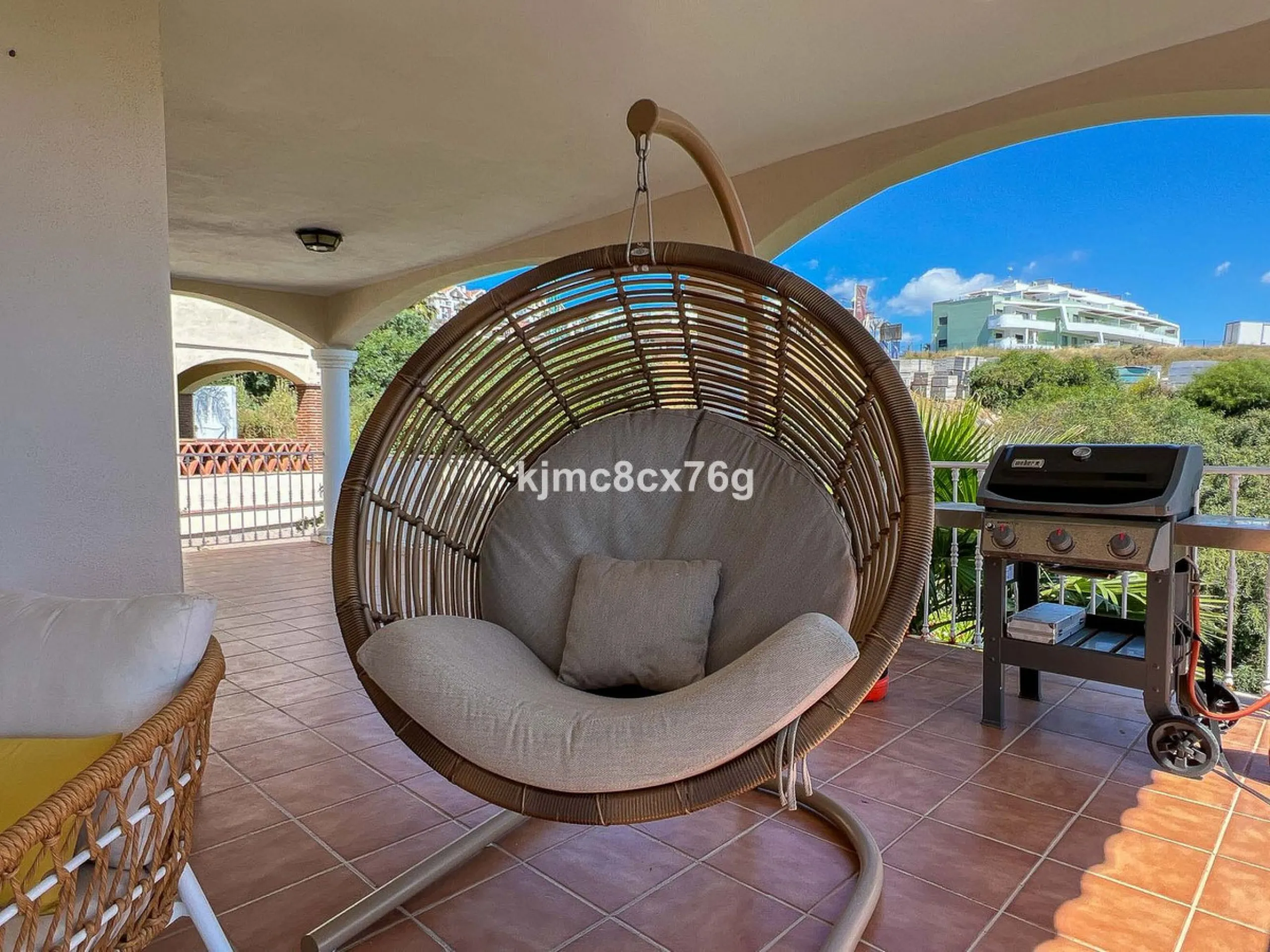 FOR SALE – STUNNING LUXURY VILLA IN THE UPPER PART OF RIVIERA DEL SOL Set within an exclusive gated community of just 25 properties, this spectacular detached villa has been recently renovated to the highest standards and tastefully decorated throughout.
