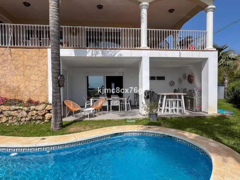 FOR SALE – STUNNING LUXURY VILLA IN THE UPPER PART OF RIVIERA DEL SOL Set within an exclusive gated community of just 25 properties, this spectacular detached villa has been recently renovated to the highest standards and tastefully decorated throughout.