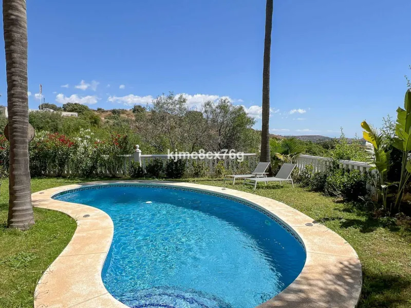 FOR SALE – STUNNING LUXURY VILLA IN THE UPPER PART OF RIVIERA DEL SOL Set within an exclusive gated community of just 25 properties, this spectacular detached villa has been recently renovated to the highest standards and tastefully decorated throughout.