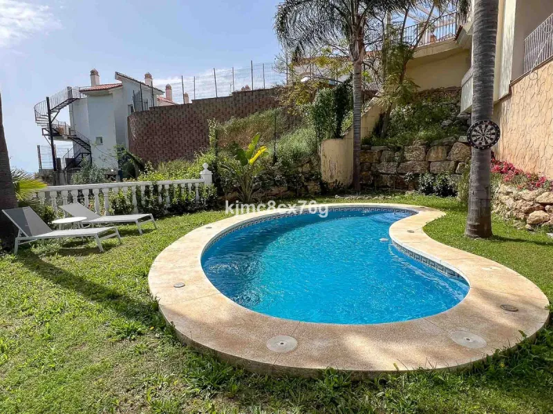 FOR SALE – STUNNING LUXURY VILLA IN THE UPPER PART OF RIVIERA DEL SOL Set within an exclusive gated community of just 25 properties, this spectacular detached villa has been recently renovated to the highest standards and tastefully decorated throughout.