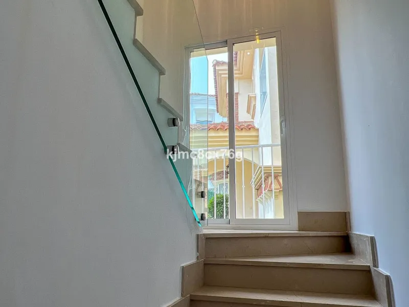 FOR SALE – STUNNING LUXURY VILLA IN THE UPPER PART OF RIVIERA DEL SOL Set within an exclusive gated community of just 25 properties, this spectacular detached villa has been recently renovated to the highest standards and tastefully decorated throughout.