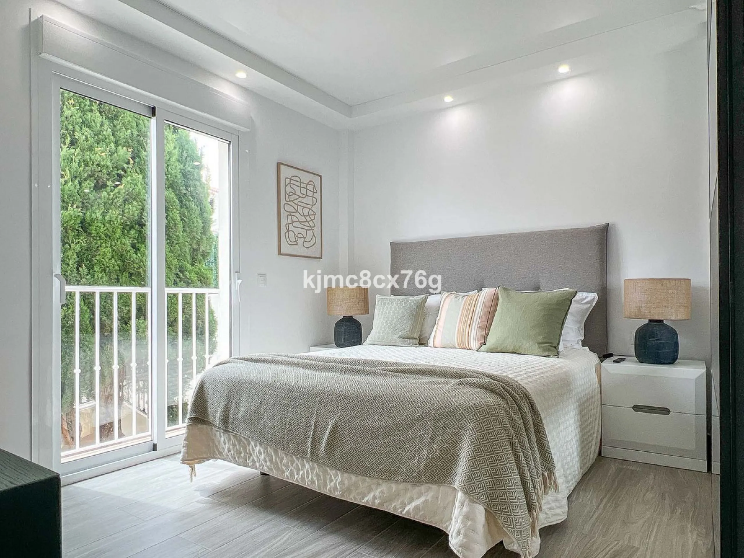 FOR SALE – STUNNING LUXURY VILLA IN THE UPPER PART OF RIVIERA DEL SOL Set within an exclusive gated community of just 25 properties, this spectacular detached villa has been recently renovated to the highest standards and tastefully decorated throughout.