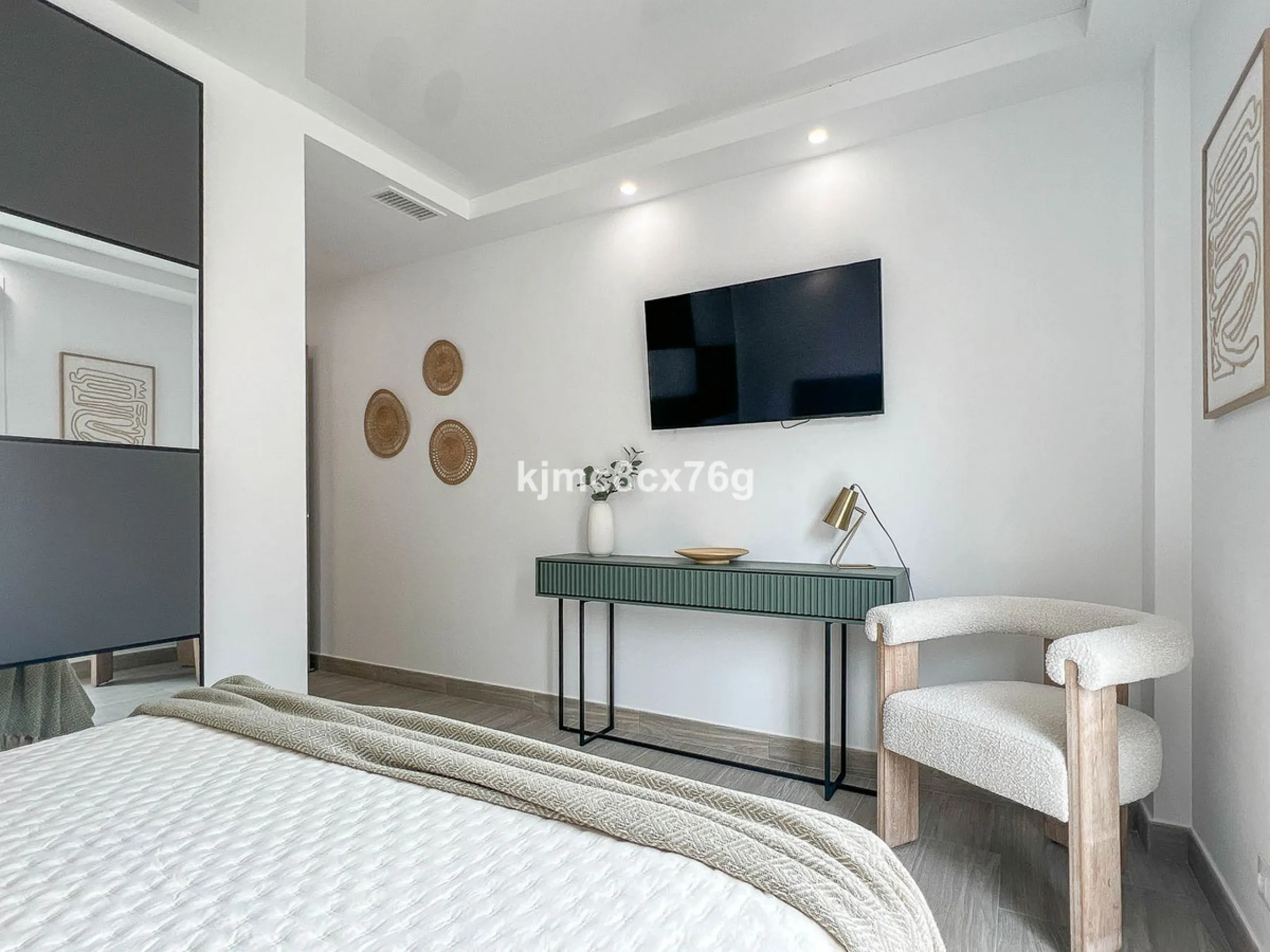FOR SALE – STUNNING LUXURY VILLA IN THE UPPER PART OF RIVIERA DEL SOL Set within an exclusive gated community of just 25 properties, this spectacular detached villa has been recently renovated to the highest standards and tastefully decorated throughout.