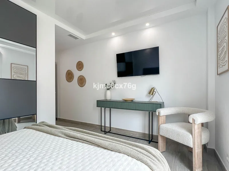 FOR SALE – STUNNING LUXURY VILLA IN THE UPPER PART OF RIVIERA DEL SOL Set within an exclusive gated community of just 25 properties, this spectacular detached villa has been recently renovated to the highest standards and tastefully decorated throughout.
