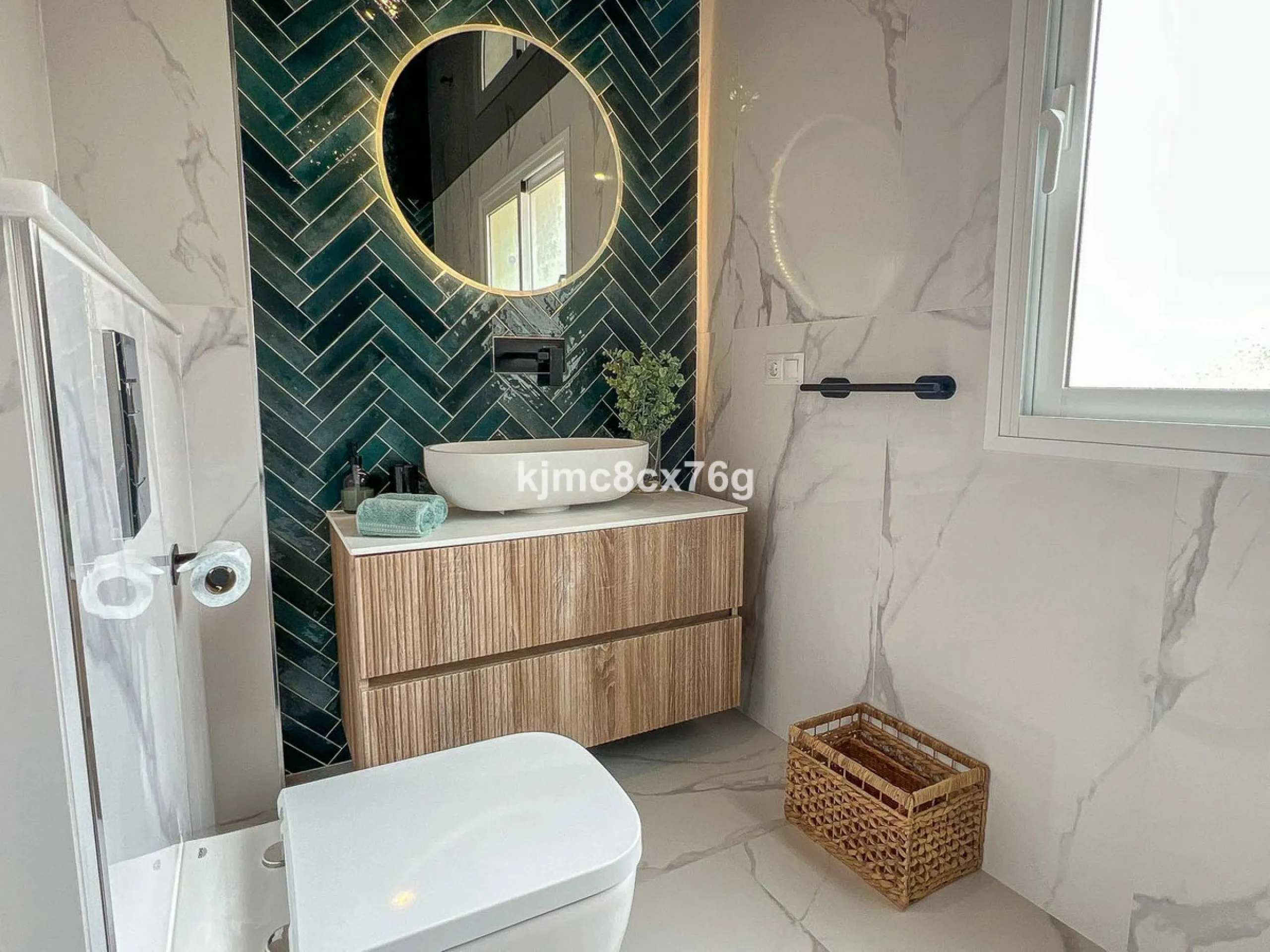 FOR SALE – STUNNING LUXURY VILLA IN THE UPPER PART OF RIVIERA DEL SOL Set within an exclusive gated community of just 25 properties, this spectacular detached villa has been recently renovated to the highest standards and tastefully decorated throughout.