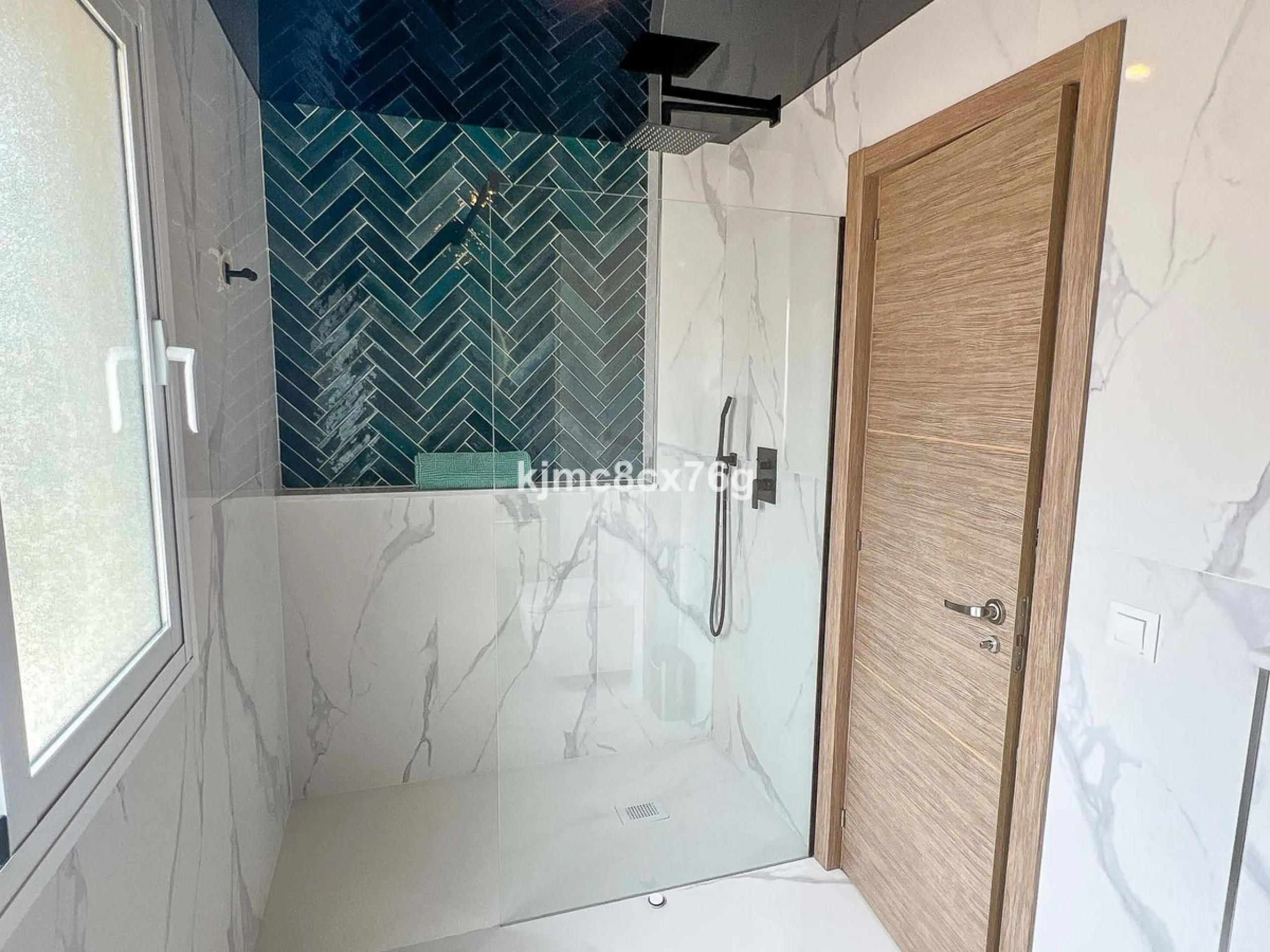 FOR SALE – STUNNING LUXURY VILLA IN THE UPPER PART OF RIVIERA DEL SOL Set within an exclusive gated community of just 25 properties, this spectacular detached villa has been recently renovated to the highest standards and tastefully decorated throughout.